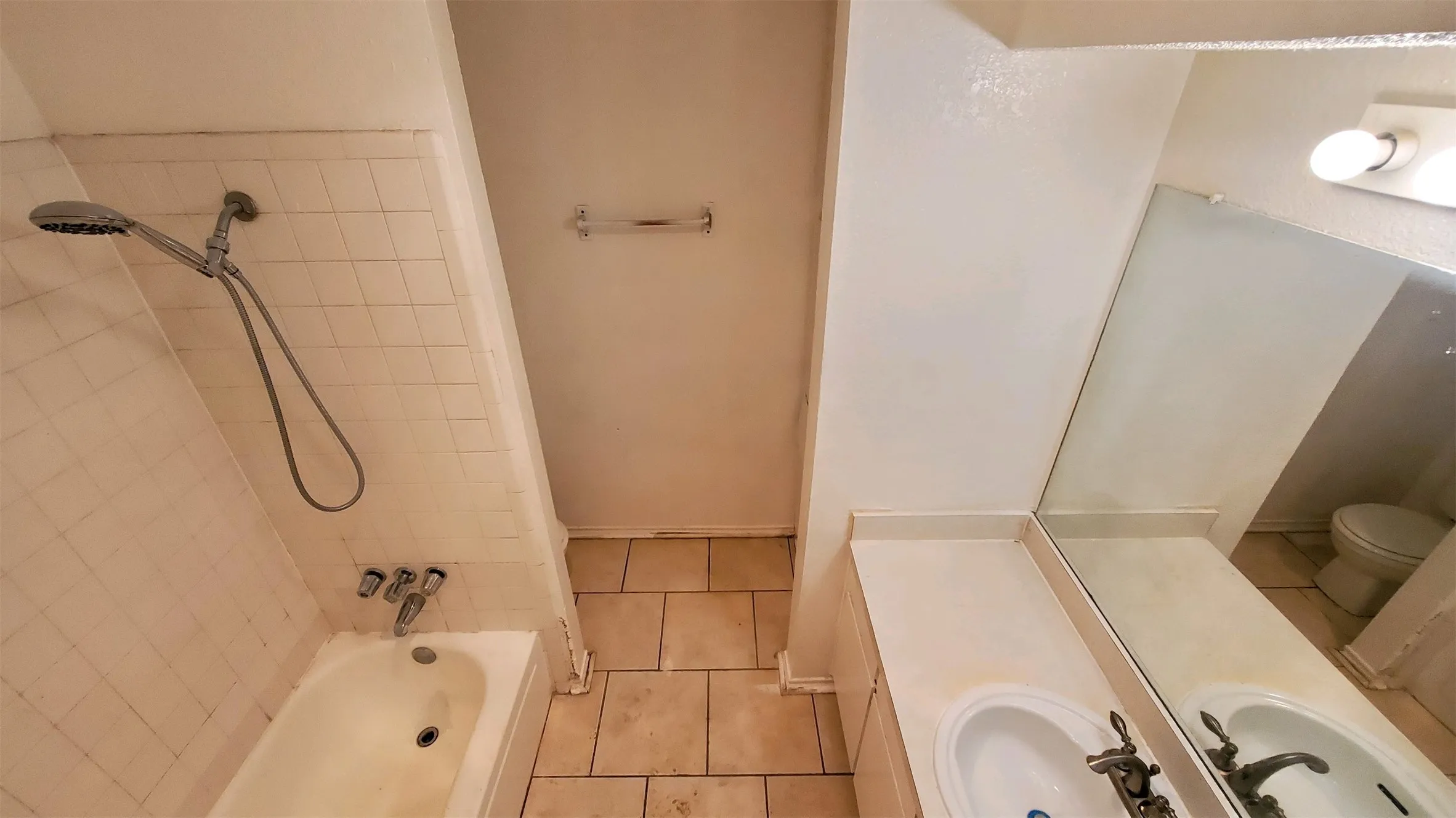 full bathroom #2 shared by other 2 bedrooms