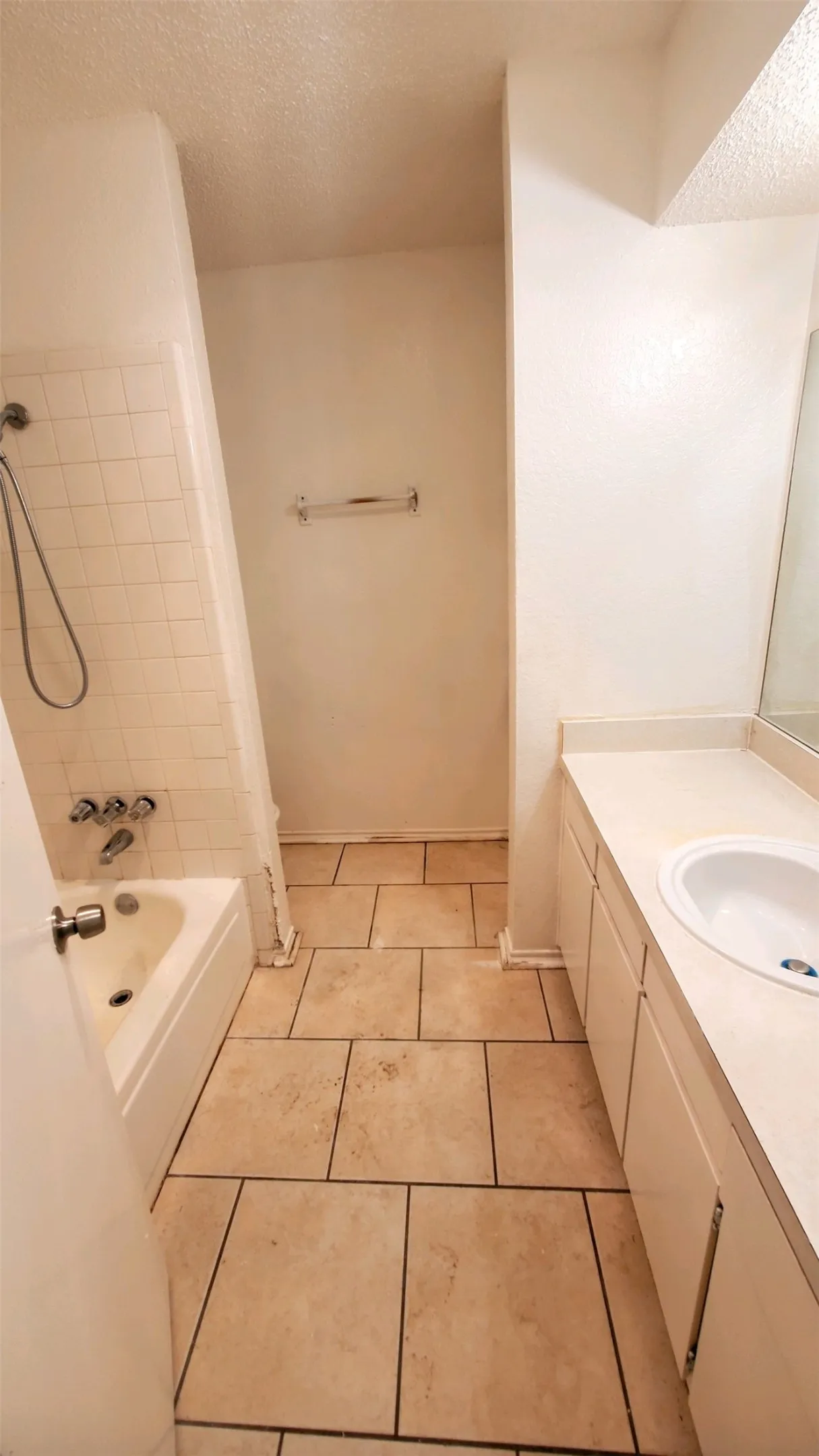 full bathroom #2 shared by other 2 bedrooms