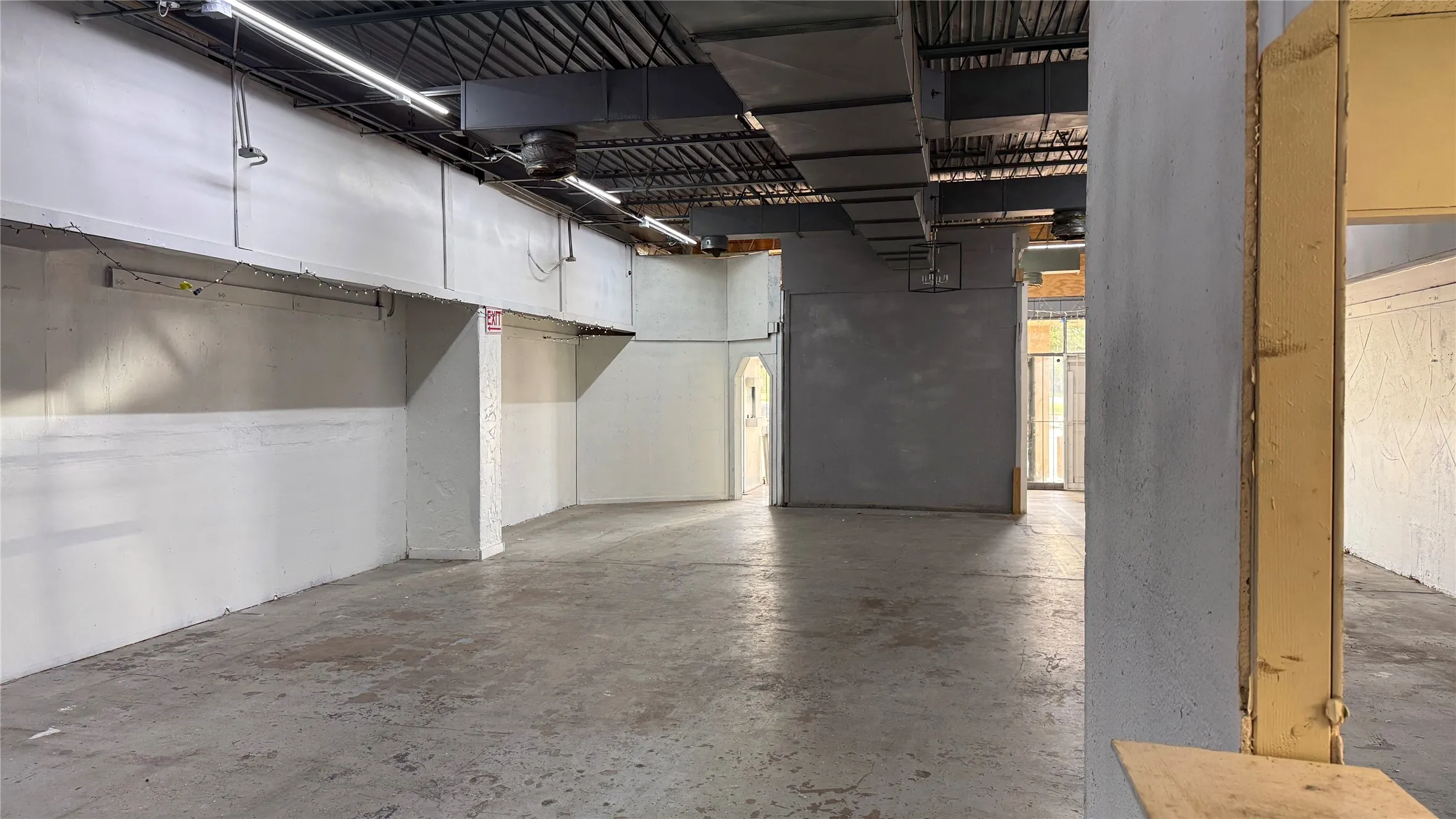 Retail For Rent in Dallas County , 4737 Village Fair Drive 102, Dallas, Texas 75224, 0, 0, Garage spaces, 0 Sqft, built in 1972, Price $1,500, mls#21265579, Real Estate Agent in Dallas, Homes For Rent in Dallas county, Homes For Rent in Dallas, Realtor in Dallas Texas, Real Estate Brokerage Independent Realty Texas, Luminita Cordes Realtor