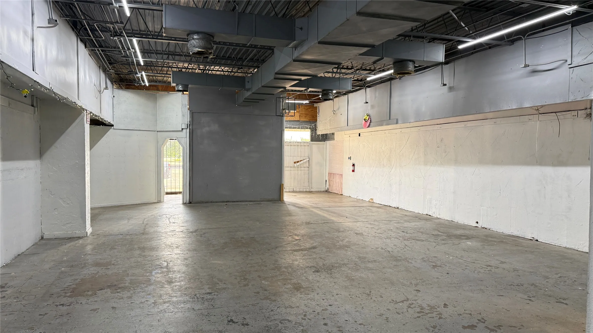 Retail For Rent in Dallas County , 4737 Village Fair Drive 102, Dallas, Texas 75224, 0, 0, Garage spaces, 0 Sqft, built in 1972, Price $1,500, mls#21265579, Real Estate Agent in Dallas, Homes For Rent in Dallas county, Homes For Rent in Dallas, Realtor in Dallas Texas, Real Estate Brokerage Independent Realty Texas, Luminita Cordes Realtor