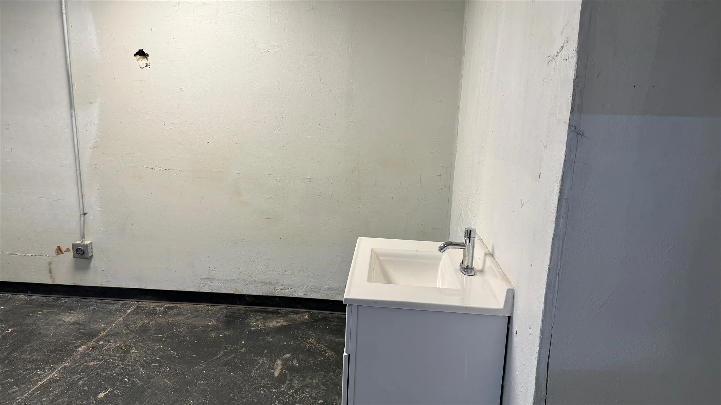 Retail For Rent in Dallas County , 4737 Village Fair Drive 102, Dallas, Texas 75224, 0, 0, Garage spaces, 0 Sqft, built in 1972, Price $1,500, mls#21265579, Real Estate Agent in Dallas, Homes For Rent in Dallas county, Homes For Rent in Dallas, Realtor in Dallas Texas, Real Estate Brokerage Independent Realty Texas, Luminita Cordes Realtor
