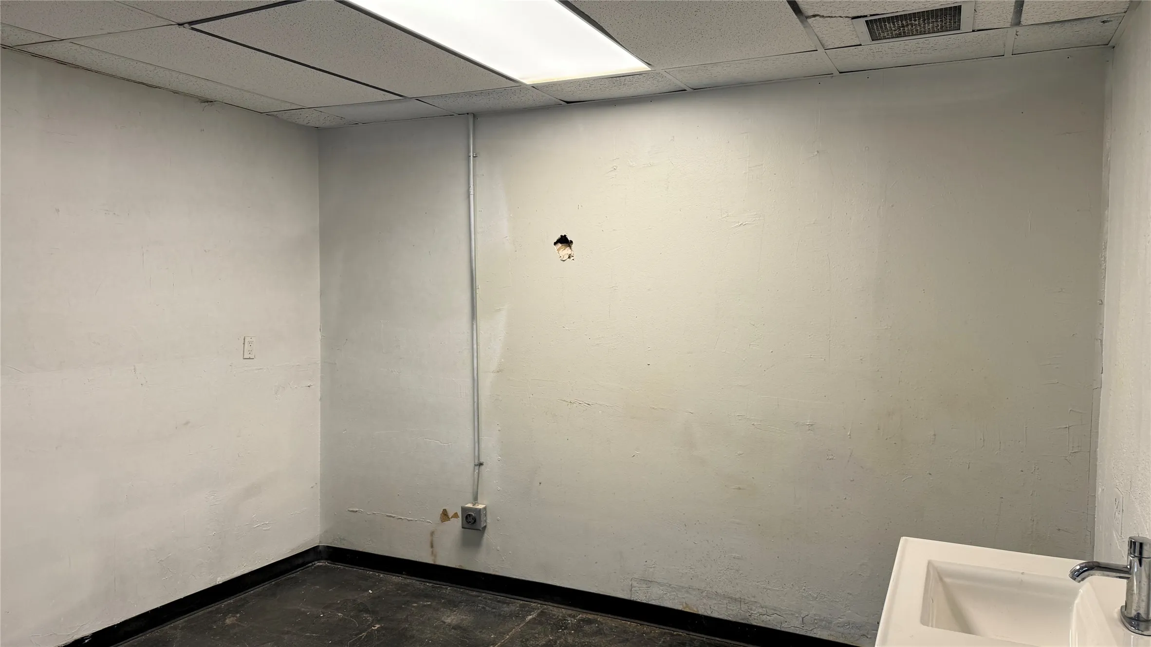 Retail For Rent in Dallas County , 4737 Village Fair Drive 102, Dallas, Texas 75224, 0, 0, Garage spaces, 0 Sqft, built in 1972, Price $1,500, mls#21265579, Real Estate Agent in Dallas, Homes For Rent in Dallas county, Homes For Rent in Dallas, Realtor in Dallas Texas, Real Estate Brokerage Independent Realty Texas, Luminita Cordes Realtor