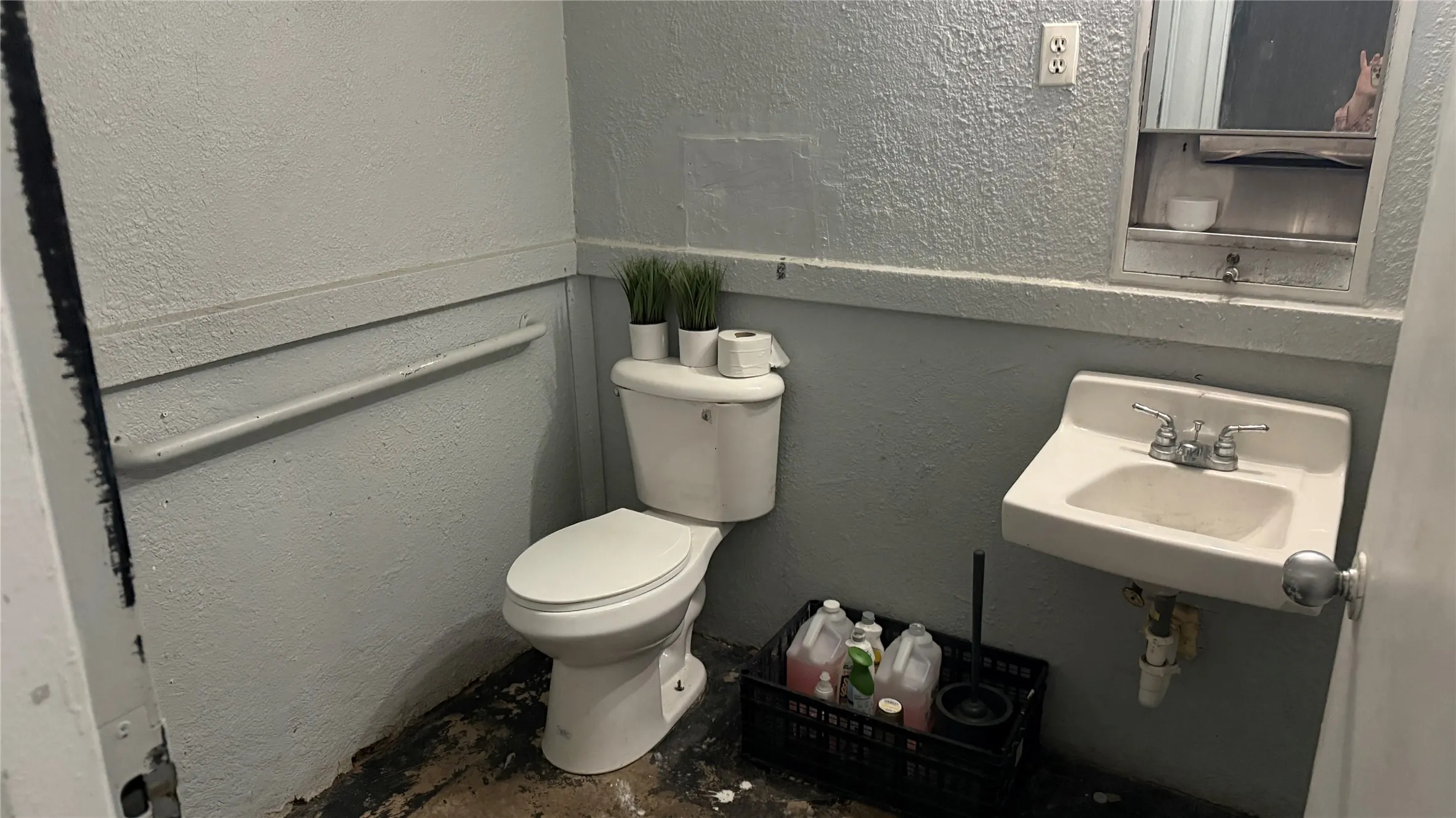 Retail For Rent in Dallas County , 4737 Village Fair Drive 102, Dallas, Texas 75224, 0, 0, Garage spaces, 0 Sqft, built in 1972, Price $1,500, mls#21265579, Real Estate Agent in Dallas, Homes For Rent in Dallas county, Homes For Rent in Dallas, Realtor in Dallas Texas, Real Estate Brokerage Independent Realty Texas, Luminita Cordes Realtor