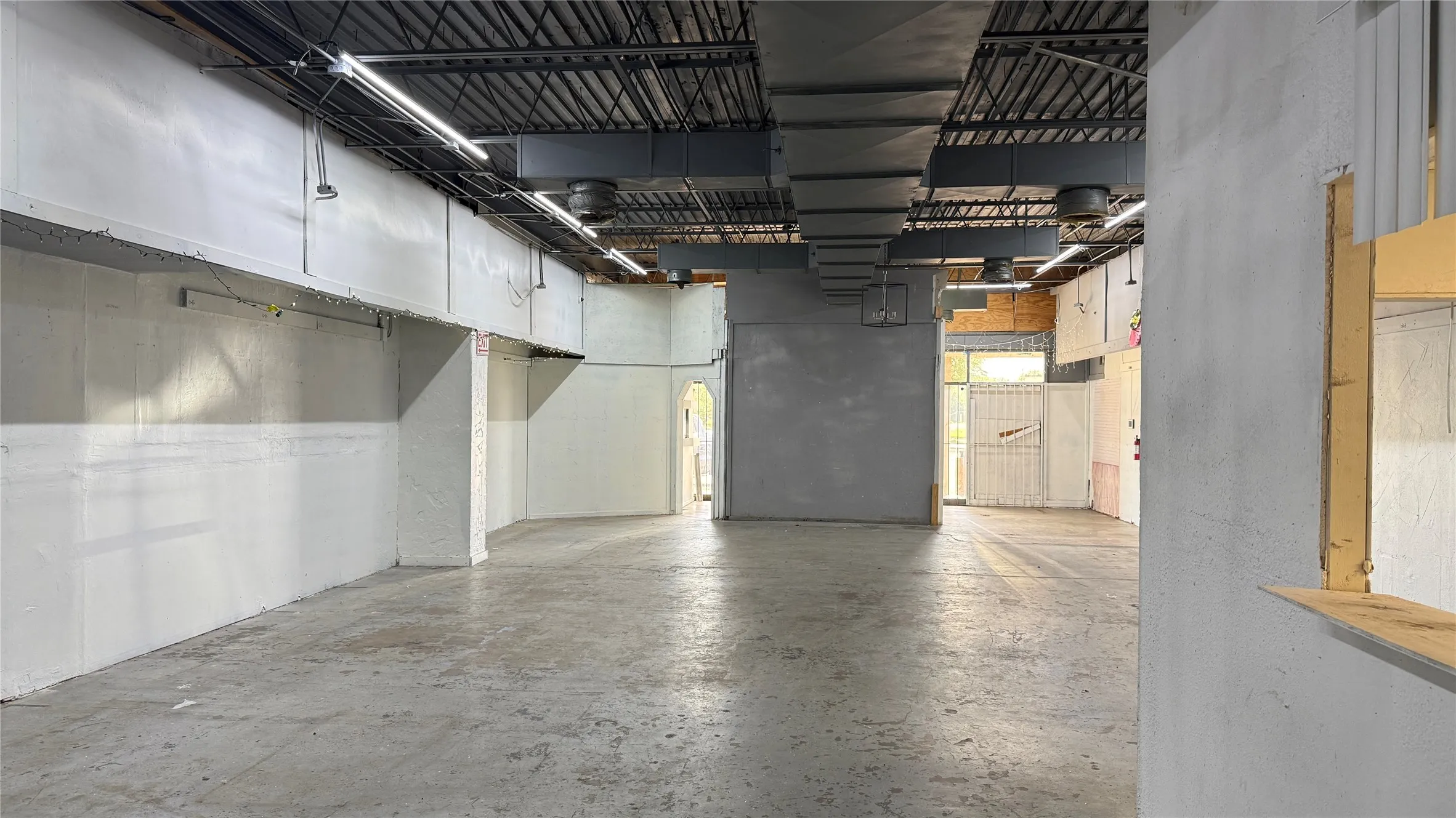 Retail For Rent in Dallas County , 4737 Village Fair Drive 102, Dallas, Texas 75224, 0, 0, Garage spaces, 0 Sqft, built in 1972, Price $1,500, mls#21265579, Real Estate Agent in Dallas, Homes For Rent in Dallas county, Homes For Rent in Dallas, Realtor in Dallas Texas, Real Estate Brokerage Independent Realty Texas, Luminita Cordes Realtor