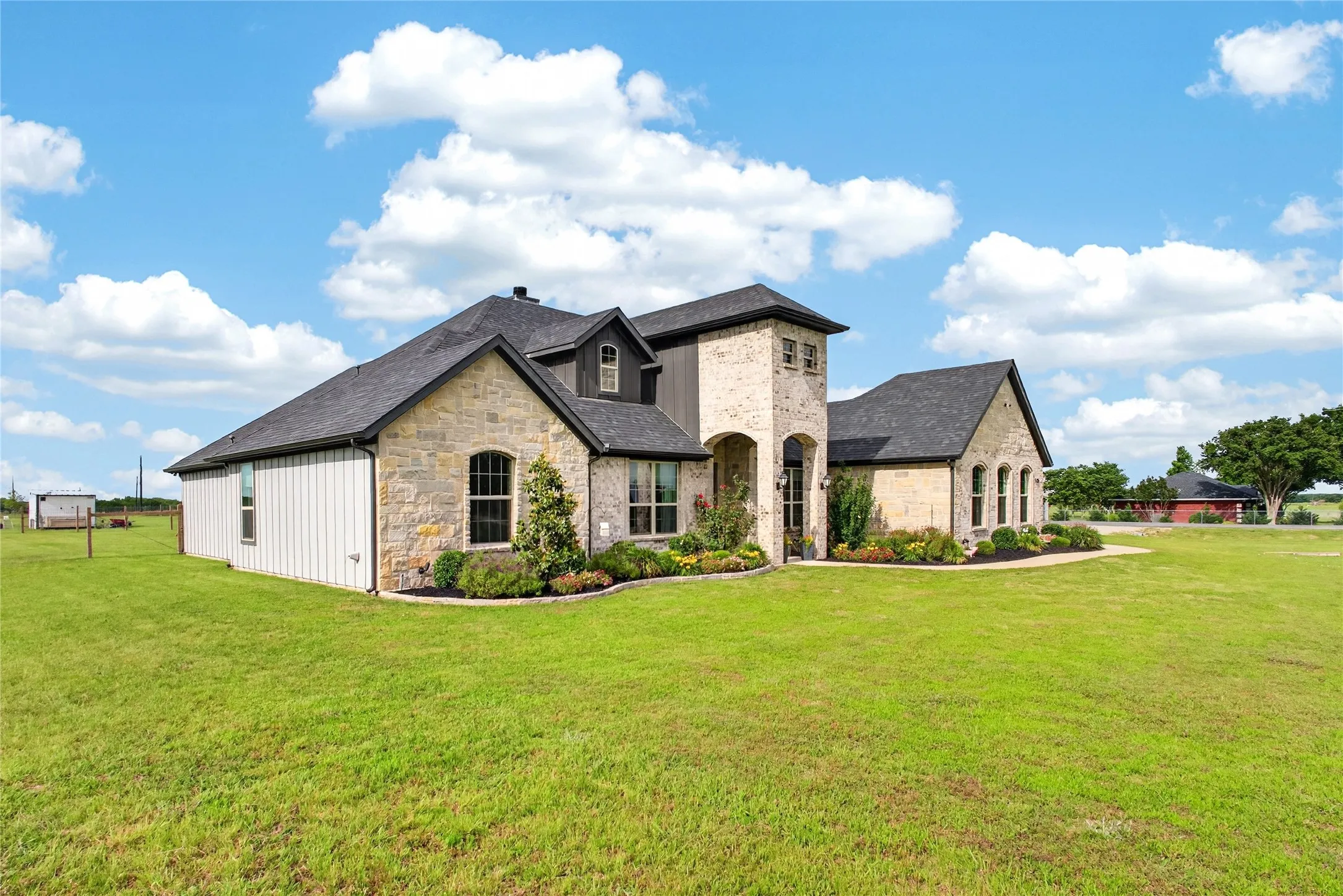 Single Family Residence For Sale in Fannin County , 1705 S Fm 1752, Savoy, Texas 75479, 5 Bedroom, 2 Bathroom, 2 Garage spaces, 2,432 Sqft, built in 2023, mls#21265588, Real Estate Agent in Savoy, Homes For Sale in Fannin county, Homes For Sale in Savoy, Realtor in Savoy Texas, Real Estate Brokerage Independent Realty Texas, Luminita Cordes Realtor