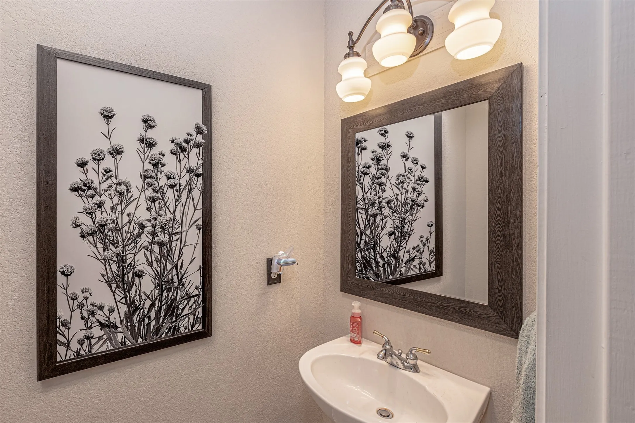Single Family Residence For Sale in Tarrant County , 5724 Table Rock Drive, Fort Worth, Texas 76131, 4 Bedroom, 3 Bathroom, 2 Garage spaces, 2,462 Sqft, built in 2002, mls#21263443, Real Estate Agent in Fort Worth, Homes For Sale in Tarrant county, Homes For Sale in Fort Worth, Realtor in Fort Worth Texas, Real Estate Brokerage Independent Realty Texas, Luminita Cordes Realtor