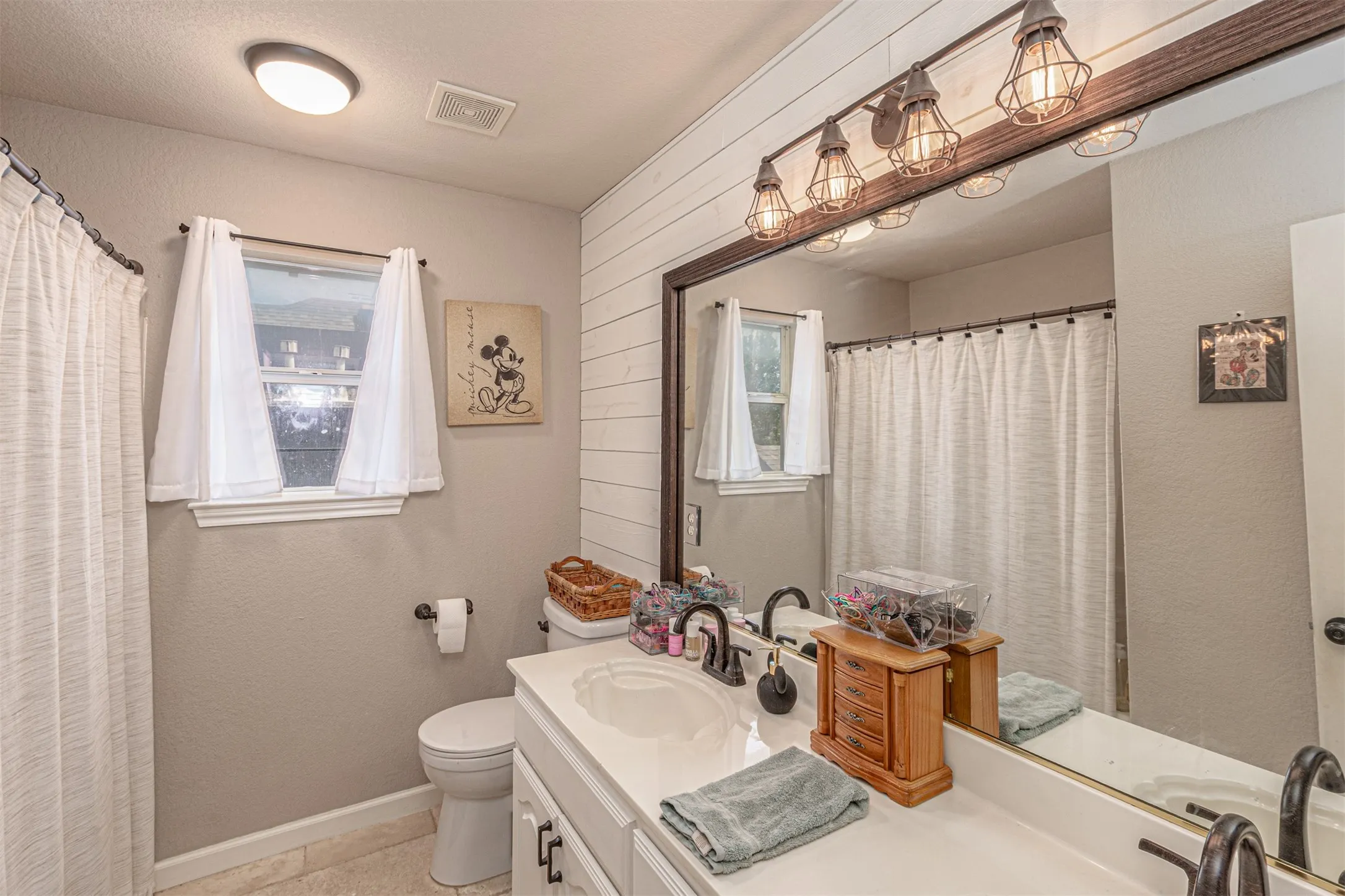 Single Family Residence For Sale in Tarrant County , 5724 Table Rock Drive, Fort Worth, Texas 76131, 4 Bedroom, 3 Bathroom, 2 Garage spaces, 2,462 Sqft, built in 2002, mls#21263443, Real Estate Agent in Fort Worth, Homes For Sale in Tarrant county, Homes For Sale in Fort Worth, Realtor in Fort Worth Texas, Real Estate Brokerage Independent Realty Texas, Luminita Cordes Realtor