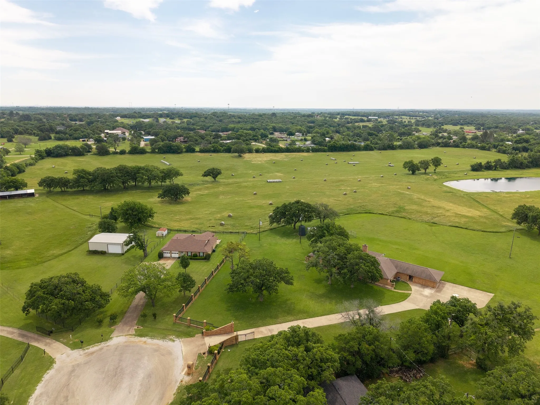 Single Family Residence For Sale in Johnson County , 5309 Burleson Oaks Drive, Burleson, Texas 76028, 3 Bedroom, 2 Bathroom, Garage spaces, 2,991 Sqft, built in 1974, mls#21265576, Real Estate Agent in Burleson, Homes For Sale in Johnson county, Homes For Sale in Burleson, Realtor in Burleson Texas, Real Estate Brokerage Independent Realty Texas, Luminita Cordes Realtor
