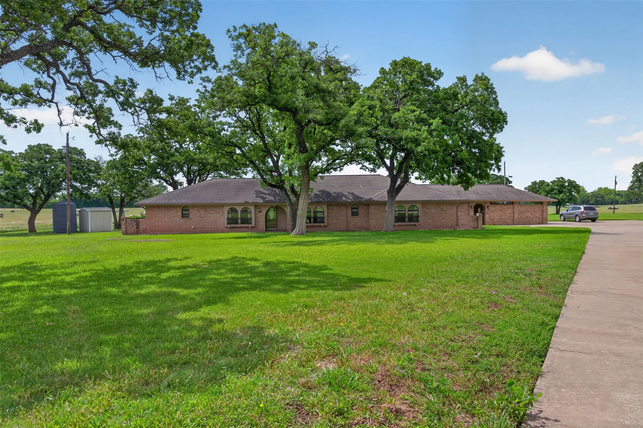 Single Family Residence For Sale in Johnson County , 5309 Burleson Oaks Drive, Burleson, Texas 76028, 3 Bedroom, 2 Bathroom, Garage spaces, 2,991 Sqft, built in 1974, mls#21265576, Real Estate Agent in Burleson, Homes For Sale in Johnson county, Homes For Sale in Burleson, Realtor in Burleson Texas, Real Estate Brokerage Independent Realty Texas, Luminita Cordes Realtor
