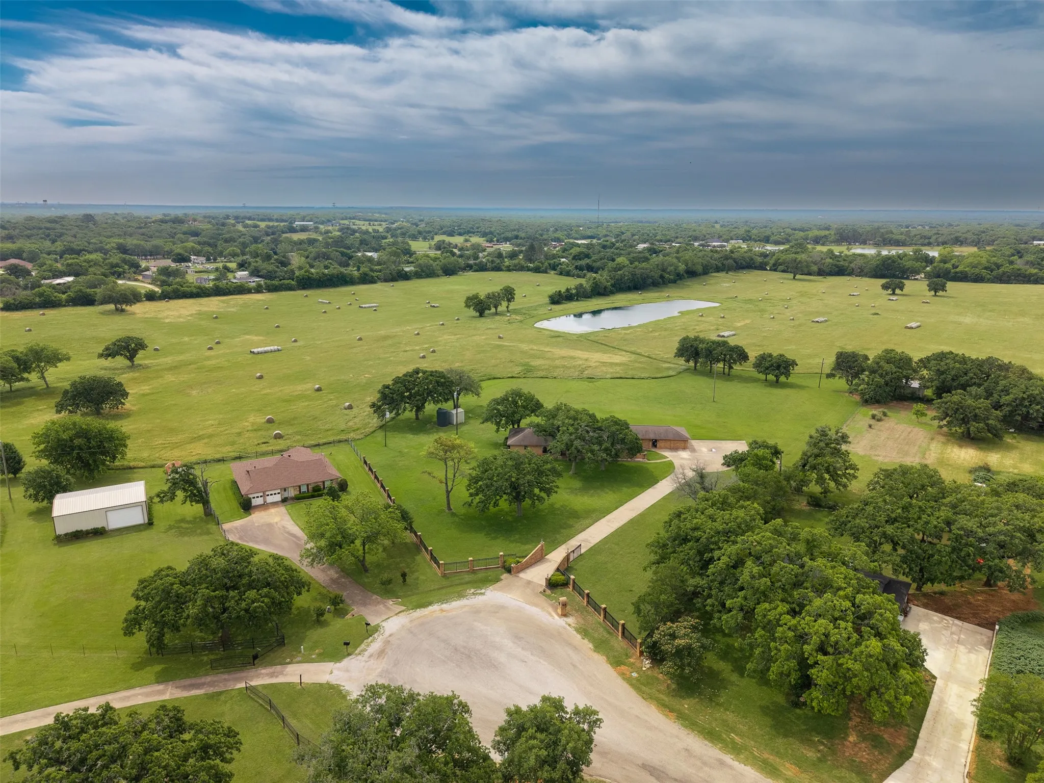 Single Family Residence For Sale in Johnson County , 5309 Burleson Oaks Drive, Burleson, Texas 76028, 3 Bedroom, 2 Bathroom, Garage spaces, 2,991 Sqft, built in 1974, mls#21265576, Real Estate Agent in Burleson, Homes For Sale in Johnson county, Homes For Sale in Burleson, Realtor in Burleson Texas, Real Estate Brokerage Independent Realty Texas, Luminita Cordes Realtor