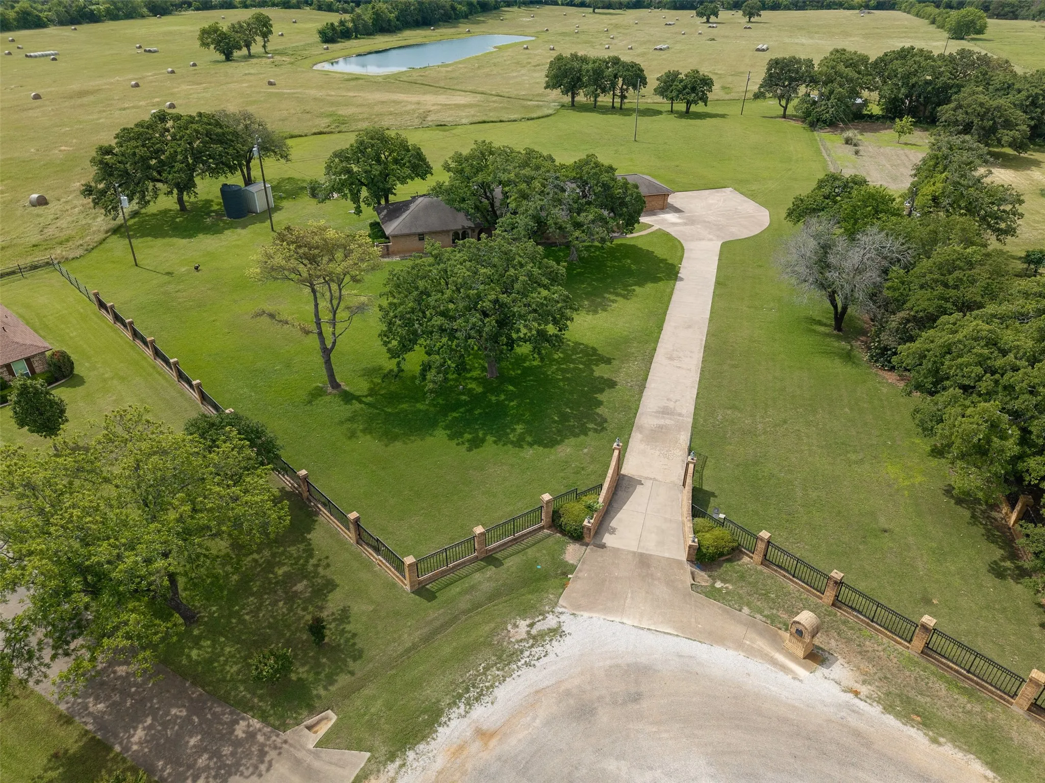 Single Family Residence For Sale in Johnson County , 5309 Burleson Oaks Drive, Burleson, Texas 76028, 3 Bedroom, 2 Bathroom, Garage spaces, 2,991 Sqft, built in 1974, mls#21265576, Real Estate Agent in Burleson, Homes For Sale in Johnson county, Homes For Sale in Burleson, Realtor in Burleson Texas, Real Estate Brokerage Independent Realty Texas, Luminita Cordes Realtor