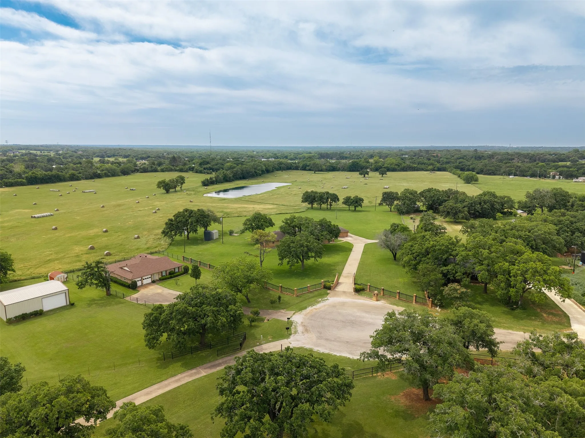 Single Family Residence For Sale in Johnson County , 5309 Burleson Oaks Drive, Burleson, Texas 76028, 3 Bedroom, 2 Bathroom, Garage spaces, 2,991 Sqft, built in 1974, mls#21265576, Real Estate Agent in Burleson, Homes For Sale in Johnson county, Homes For Sale in Burleson, Realtor in Burleson Texas, Real Estate Brokerage Independent Realty Texas, Luminita Cordes Realtor