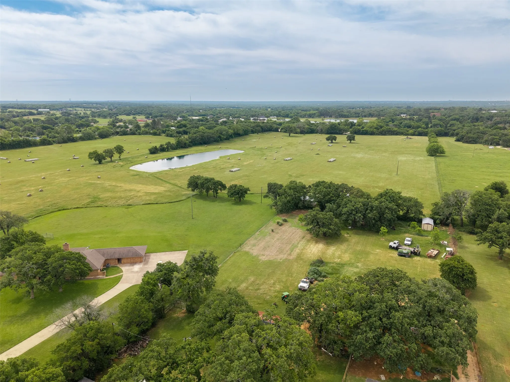Single Family Residence For Sale in Johnson County , 5309 Burleson Oaks Drive, Burleson, Texas 76028, 3 Bedroom, 2 Bathroom, Garage spaces, 2,991 Sqft, built in 1974, mls#21265576, Real Estate Agent in Burleson, Homes For Sale in Johnson county, Homes For Sale in Burleson, Realtor in Burleson Texas, Real Estate Brokerage Independent Realty Texas, Luminita Cordes Realtor