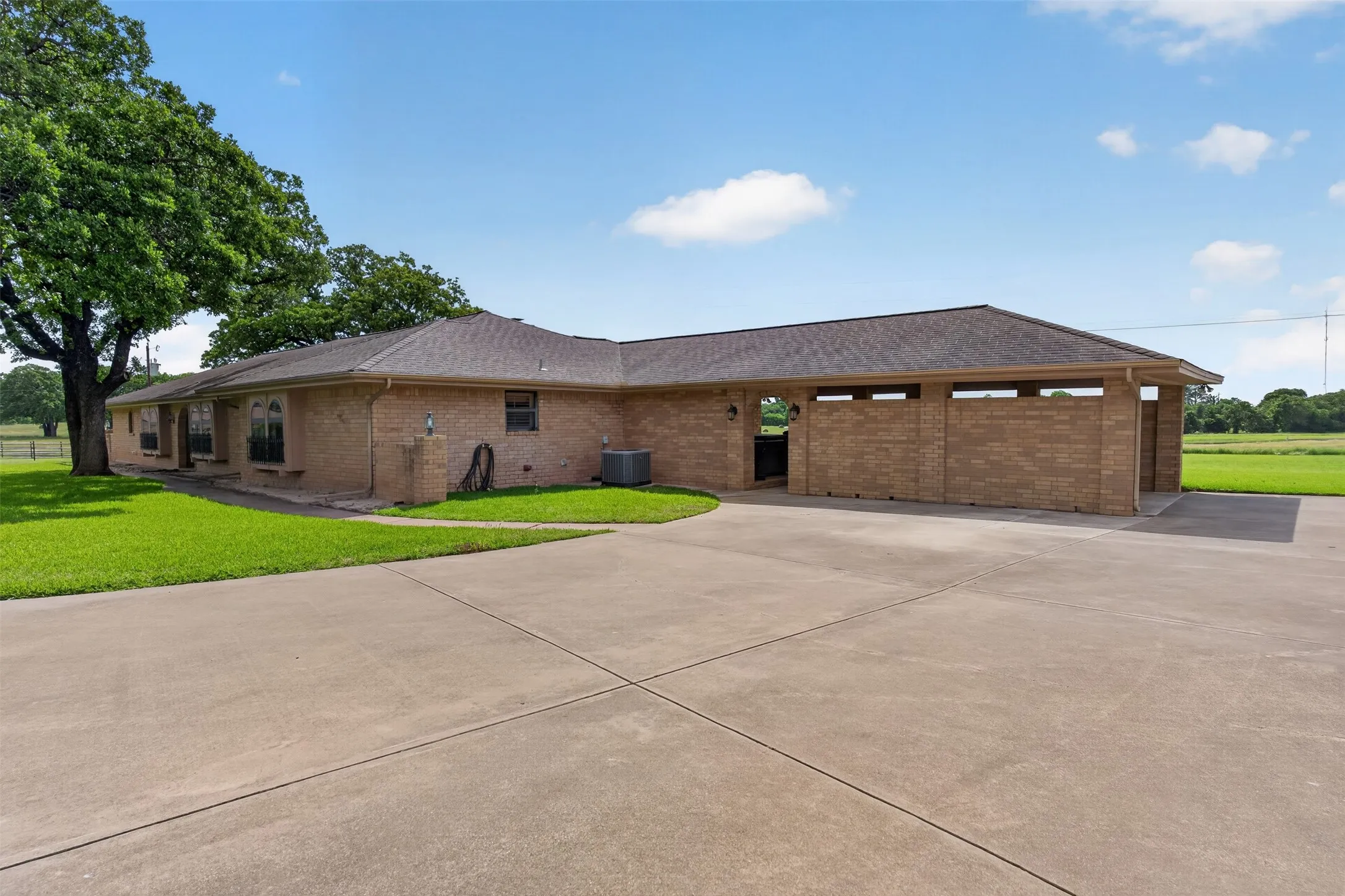 Single Family Residence For Sale in Johnson County , 5309 Burleson Oaks Drive, Burleson, Texas 76028, 3 Bedroom, 2 Bathroom, Garage spaces, 2,991 Sqft, built in 1974, mls#21265576, Real Estate Agent in Burleson, Homes For Sale in Johnson county, Homes For Sale in Burleson, Realtor in Burleson Texas, Real Estate Brokerage Independent Realty Texas, Luminita Cordes Realtor