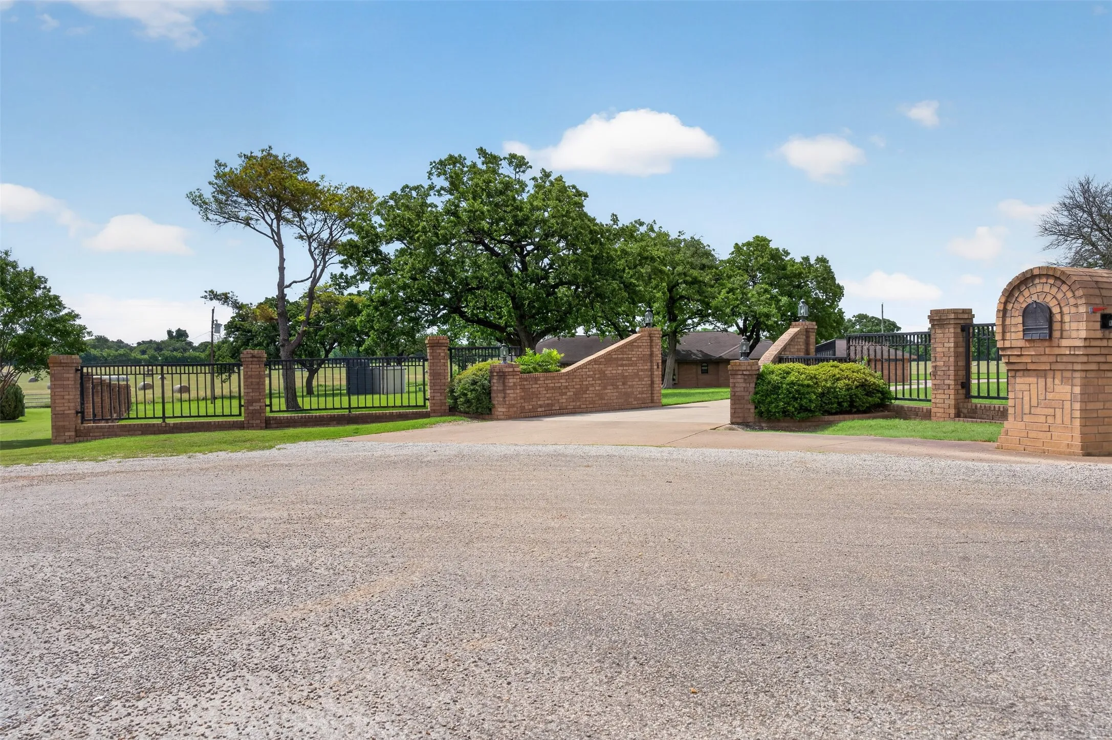 Single Family Residence For Sale in Johnson County , 5309 Burleson Oaks Drive, Burleson, Texas 76028, 3 Bedroom, 2 Bathroom, Garage spaces, 2,991 Sqft, built in 1974, mls#21265576, Real Estate Agent in Burleson, Homes For Sale in Johnson county, Homes For Sale in Burleson, Realtor in Burleson Texas, Real Estate Brokerage Independent Realty Texas, Luminita Cordes Realtor