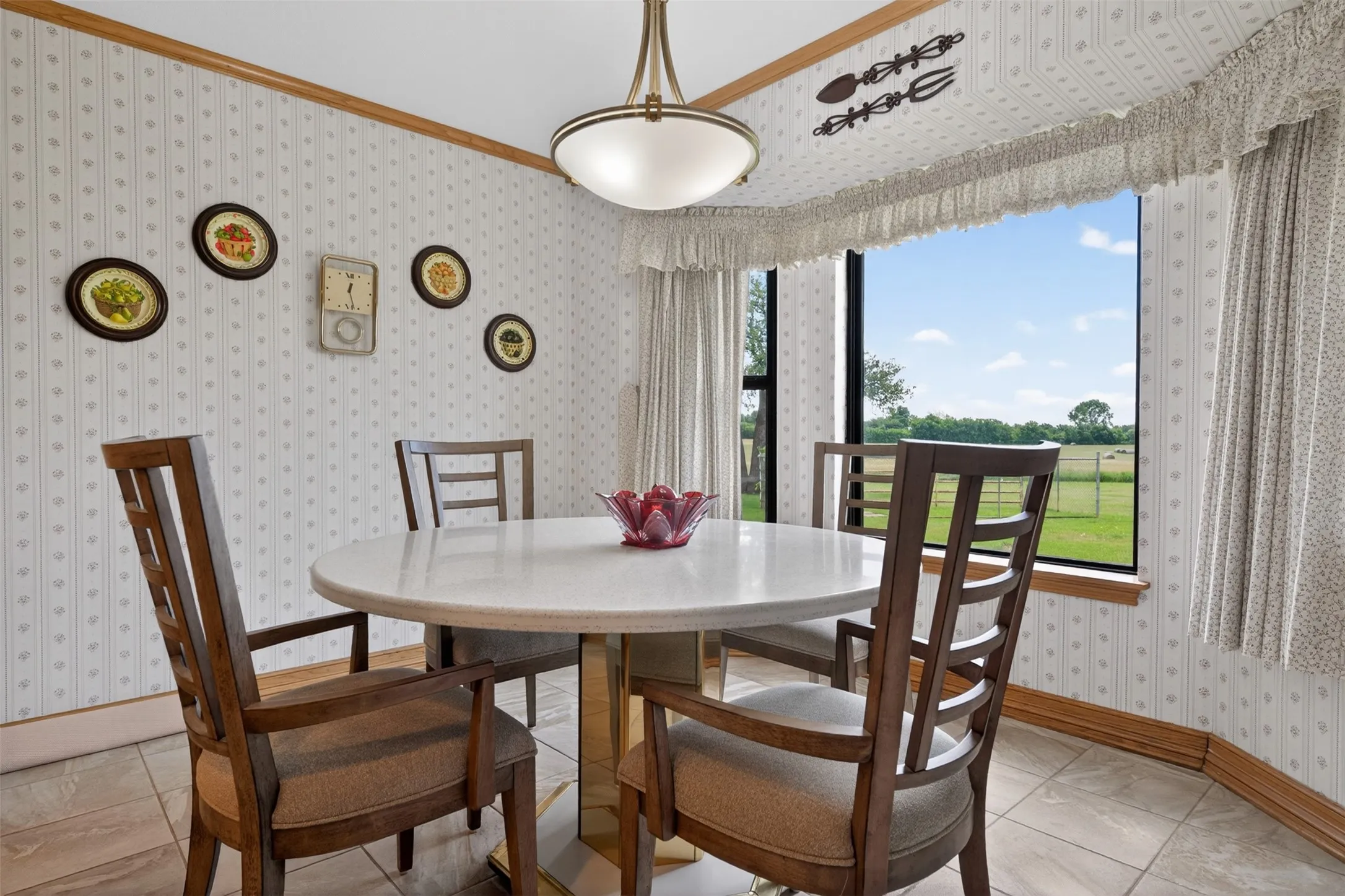Single Family Residence For Sale in Johnson County , 5309 Burleson Oaks Drive, Burleson, Texas 76028, 3 Bedroom, 2 Bathroom, Garage spaces, 2,991 Sqft, built in 1974, mls#21265576, Real Estate Agent in Burleson, Homes For Sale in Johnson county, Homes For Sale in Burleson, Realtor in Burleson Texas, Real Estate Brokerage Independent Realty Texas, Luminita Cordes Realtor
