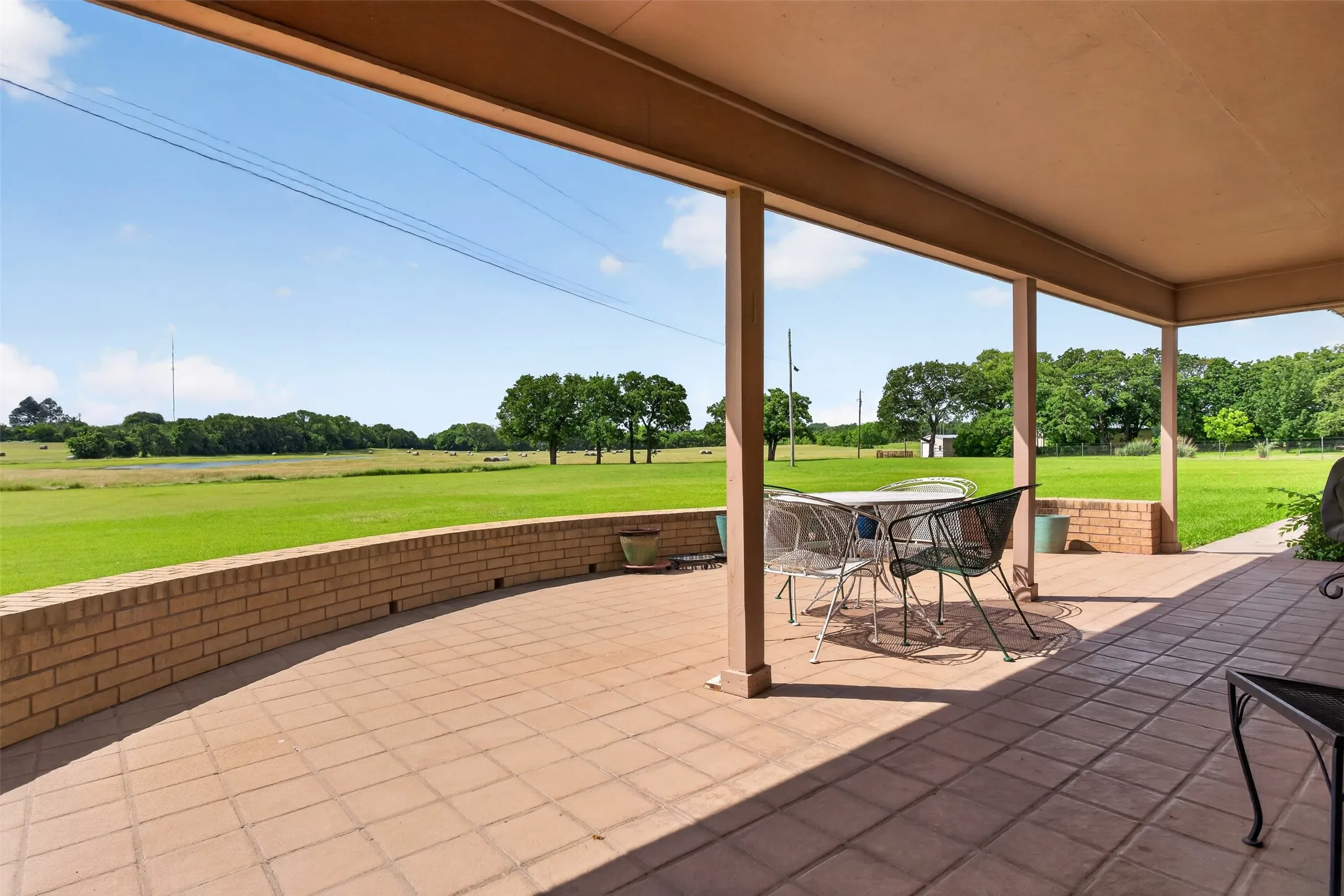 Single Family Residence For Sale in Johnson County , 5309 Burleson Oaks Drive, Burleson, Texas 76028, 3 Bedroom, 2 Bathroom, Garage spaces, 2,991 Sqft, built in 1974, mls#21265576, Real Estate Agent in Burleson, Homes For Sale in Johnson county, Homes For Sale in Burleson, Realtor in Burleson Texas, Real Estate Brokerage Independent Realty Texas, Luminita Cordes Realtor