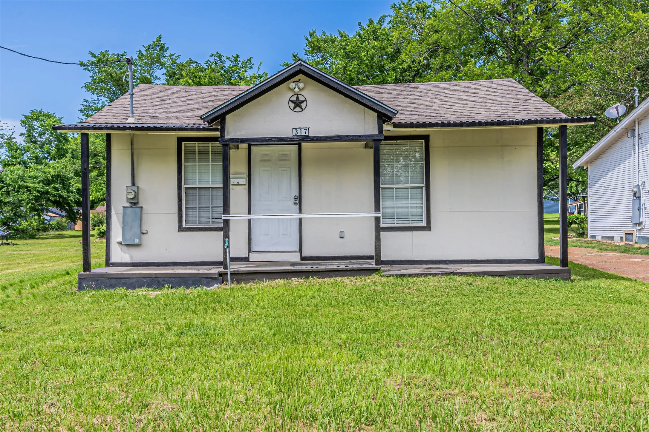 Single Family Residence For Sale in Hopkins County , 317 Fuller Street, Sulphur Springs, Texas 75482, 2 Bedrooms, 1 Bathroom, Garage spaces, 896 Sqft, built in 1940, Price $122,000, mls#21265643, Real Estate Agent in Sulphur Springs, Homes For Sale in Hopkins county, Homes For Sale in Sulphur Springs, Realtor in Sulphur Springs Texas, Real Estate Brokerage Independent Realty Texas, Luminita Cordes Realtor