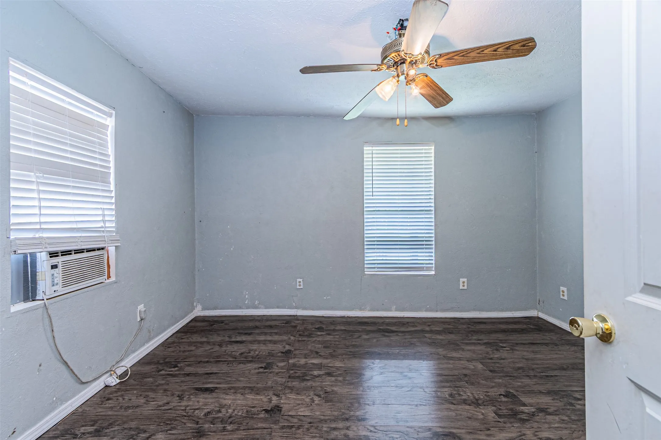 Single Family Residence For Sale in Hopkins County , 317 Fuller Street, Sulphur Springs, Texas 75482, 2 Bedrooms, 1 Bathroom, Garage spaces, 896 Sqft, built in 1940, Price $122,000, mls#21265643, Real Estate Agent in Sulphur Springs, Homes For Sale in Hopkins county, Homes For Sale in Sulphur Springs, Realtor in Sulphur Springs Texas, Real Estate Brokerage Independent Realty Texas, Luminita Cordes Realtor