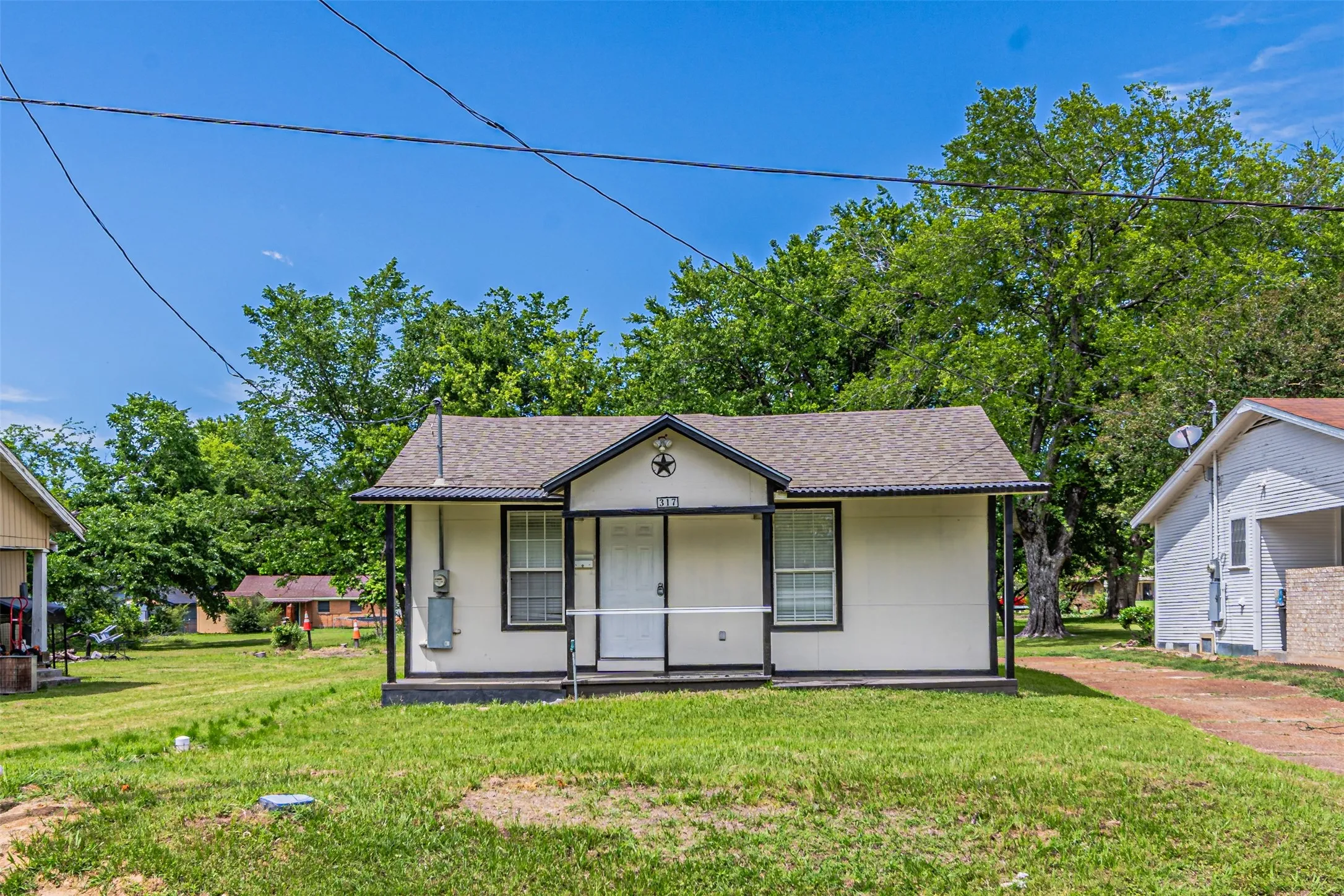 Single Family Residence For Sale in Hopkins County , 317 Fuller Street, Sulphur Springs, Texas 75482, 2 Bedrooms, 1 Bathroom, Garage spaces, 896 Sqft, built in 1940, Price $122,000, mls#21265643, Real Estate Agent in Sulphur Springs, Homes For Sale in Hopkins county, Homes For Sale in Sulphur Springs, Realtor in Sulphur Springs Texas, Real Estate Brokerage Independent Realty Texas, Luminita Cordes Realtor