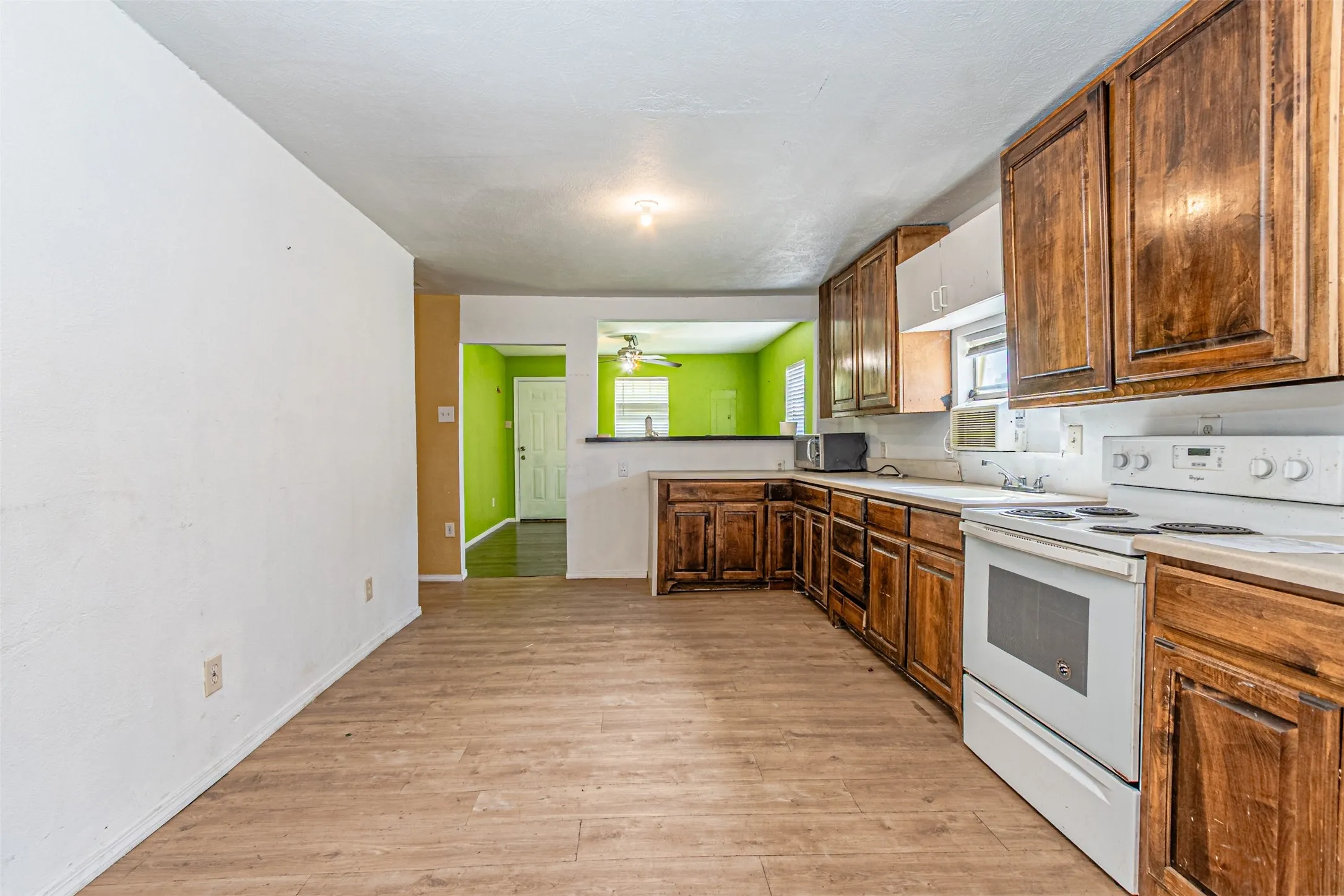 Single Family Residence For Sale in Hopkins County , 317 Fuller Street, Sulphur Springs, Texas 75482, 2 Bedrooms, 1 Bathroom, Garage spaces, 896 Sqft, built in 1940, Price $122,000, mls#21265643, Real Estate Agent in Sulphur Springs, Homes For Sale in Hopkins county, Homes For Sale in Sulphur Springs, Realtor in Sulphur Springs Texas, Real Estate Brokerage Independent Realty Texas, Luminita Cordes Realtor