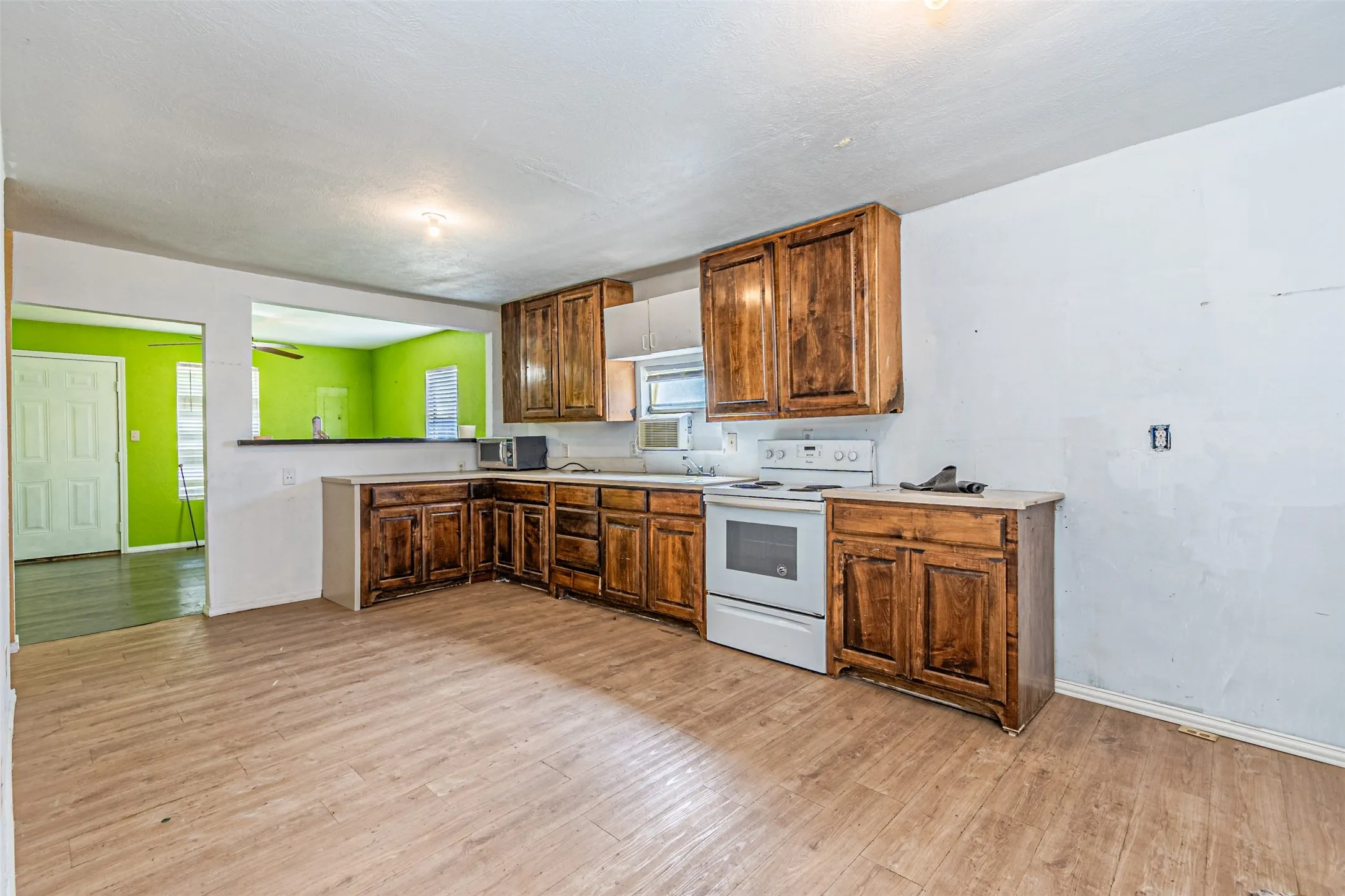 Single Family Residence For Sale in Hopkins County , 317 Fuller Street, Sulphur Springs, Texas 75482, 2 Bedrooms, 1 Bathroom, Garage spaces, 896 Sqft, built in 1940, Price $122,000, mls#21265643, Real Estate Agent in Sulphur Springs, Homes For Sale in Hopkins county, Homes For Sale in Sulphur Springs, Realtor in Sulphur Springs Texas, Real Estate Brokerage Independent Realty Texas, Luminita Cordes Realtor