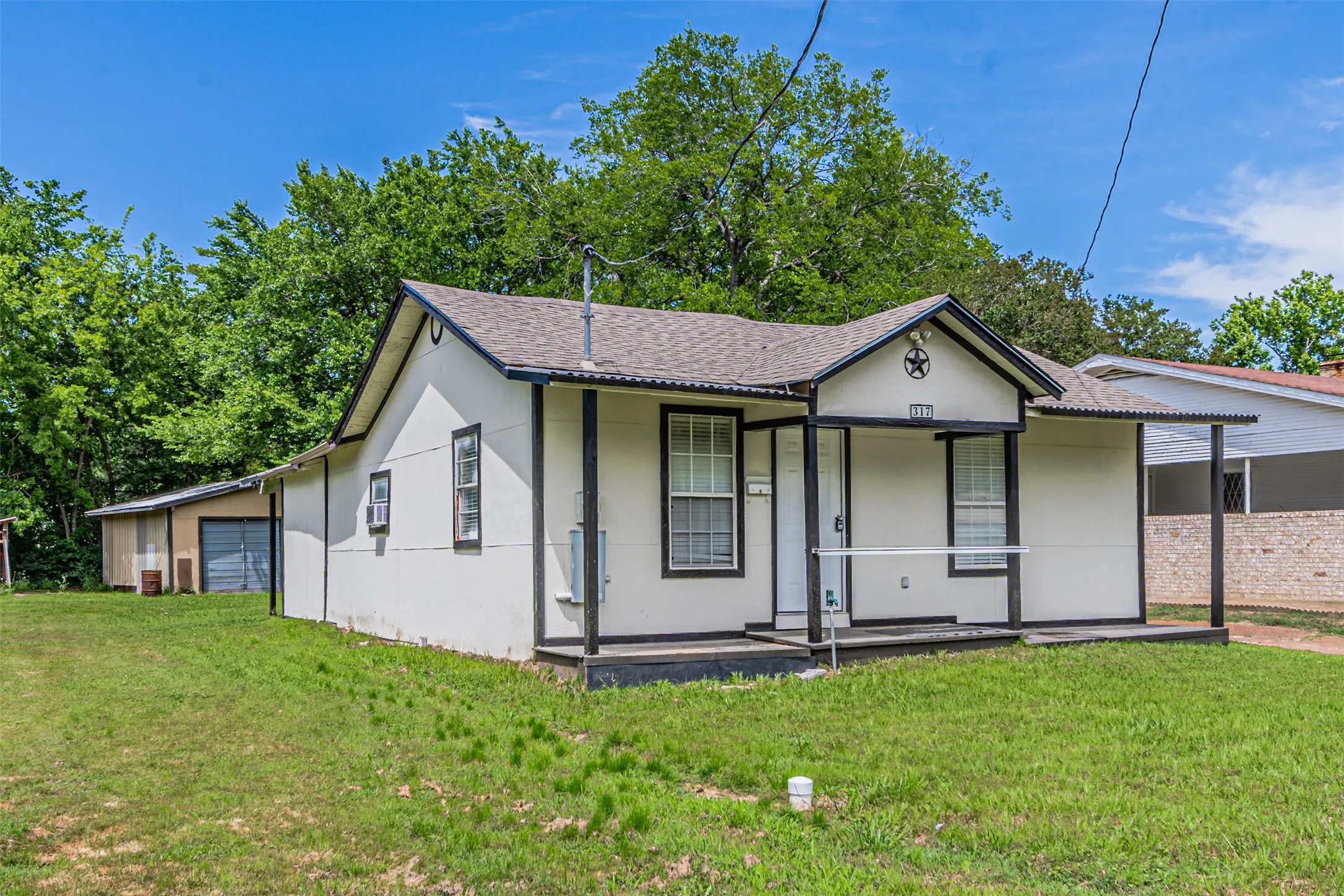 Single Family Residence For Sale in Hopkins County , 317 Fuller Street, Sulphur Springs, Texas 75482, 2 Bedrooms, 1 Bathroom, Garage spaces, 896 Sqft, built in 1940, Price $122,000, mls#21265643, Real Estate Agent in Sulphur Springs, Homes For Sale in Hopkins county, Homes For Sale in Sulphur Springs, Realtor in Sulphur Springs Texas, Real Estate Brokerage Independent Realty Texas, Luminita Cordes Realtor