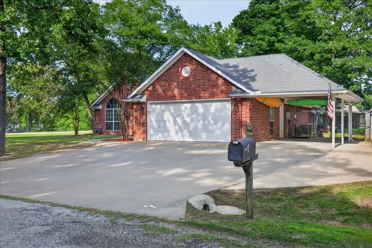Single Family Residence For Sale in Henderson County , 4 Huckleberry Lane, Star Harbor, Texas 75148, 3 Bedroom, 2 Bathroom, 2 Garage spaces, 1,613 Sqft, built in 2005, mls#21264321, Real Estate Agent in Star Harbor, Homes For Sale in Henderson county, Homes For Sale in Star Harbor, Realtor in Star Harbor Texas, Real Estate Brokerage Independent Realty Texas, Luminita Cordes Realtor