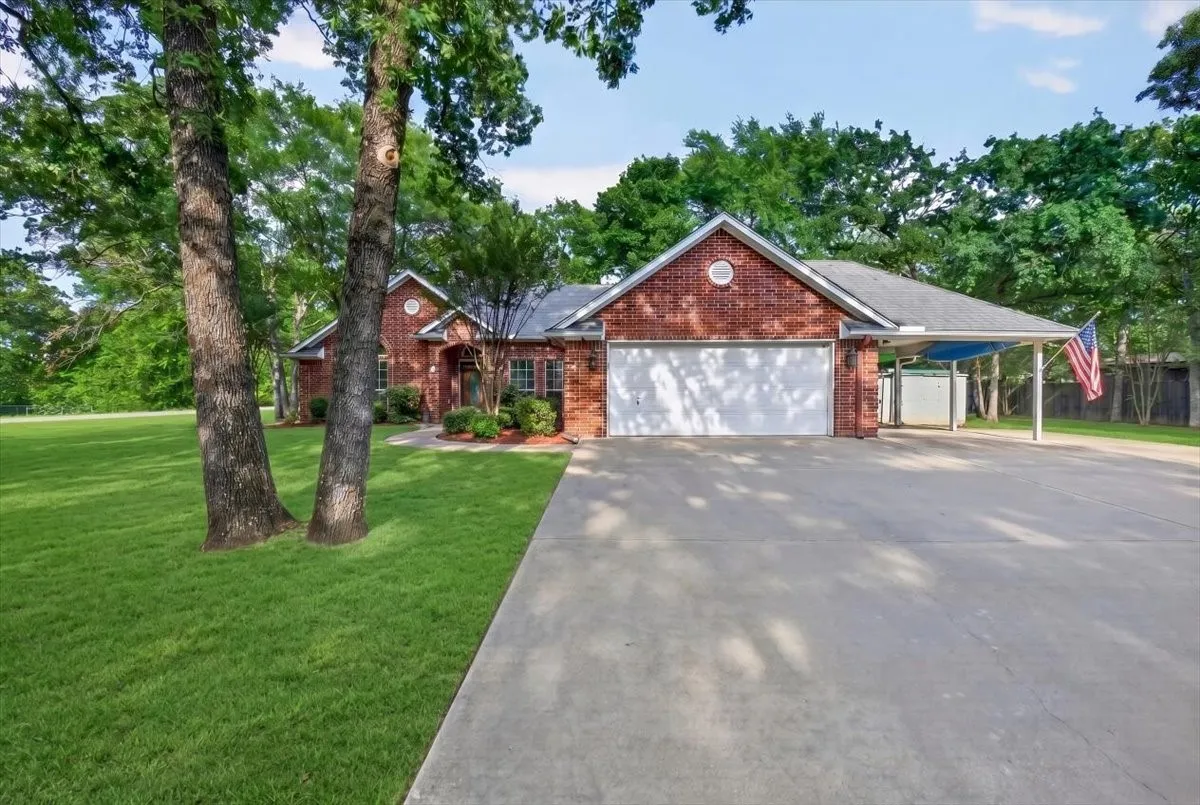 Single Family Residence For Sale in Henderson County , 4 Huckleberry Lane, Star Harbor, Texas 75148, 3 Bedroom, 2 Bathroom, 2 Garage spaces, 1,613 Sqft, built in 2005, mls#21264321, Real Estate Agent in Star Harbor, Homes For Sale in Henderson county, Homes For Sale in Star Harbor, Realtor in Star Harbor Texas, Real Estate Brokerage Independent Realty Texas, Luminita Cordes Realtor