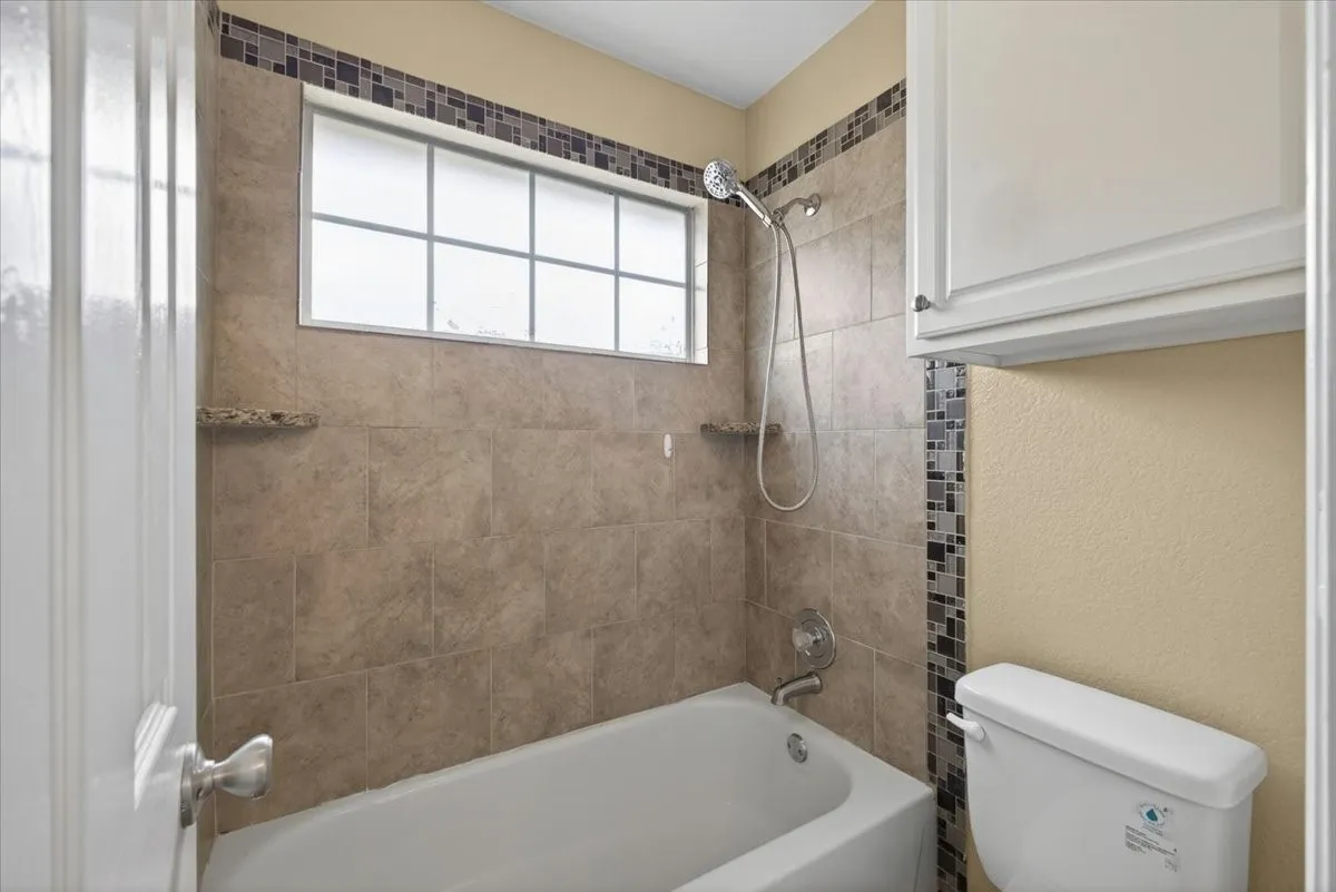 Jack-n Jill, bathroom