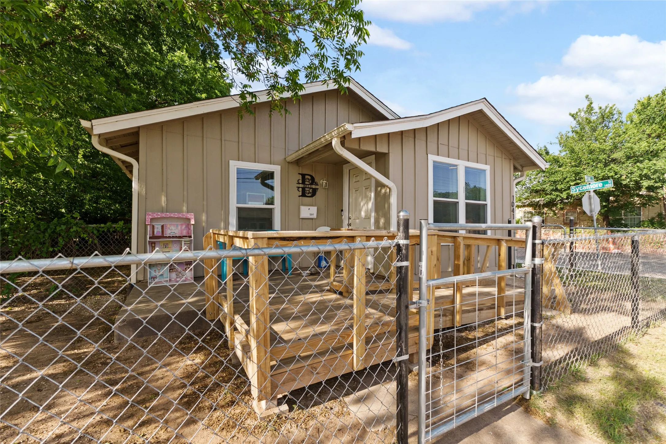 Triplex For Sale in Taylor County , 1041 S 14th Street, Abilene, Texas 79602, 6 Bedrooms, 4 Bathrooms, Garage spaces, 0 Sqft, built in 1928, Price $380,000, mls#21265657, Real Estate Agent in Abilene, Homes For Sale in Taylor county, Homes For Sale in Abilene, Realtor in Abilene Texas, Real Estate Brokerage Independent Realty Texas, Luminita Cordes Realtor
