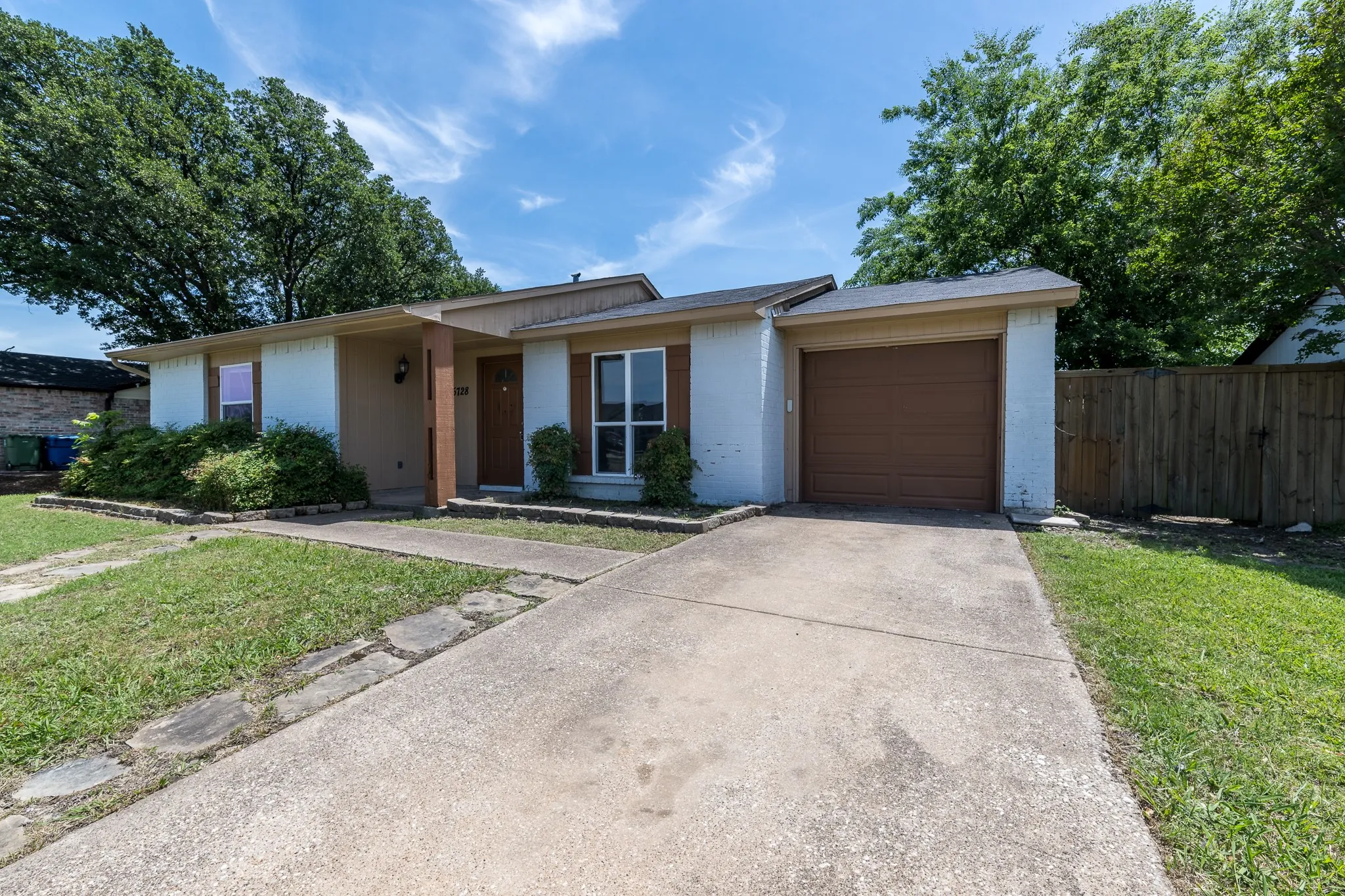 Single Family Residence For Sale in Denton County , 5728 Pearce Street, The Colony, Texas 75056, 2 Bedrooms, 1 Bathroom, 1 Garage spaces, 1,076 Sqft, built in 1983, Price $249,900, mls#21265177, Real Estate Agent in The Colony, Homes For Sale in Denton county, Homes For Sale in The Colony, Realtor in The Colony Texas, Real Estate Brokerage Independent Realty Texas, Luminita Cordes Realtor