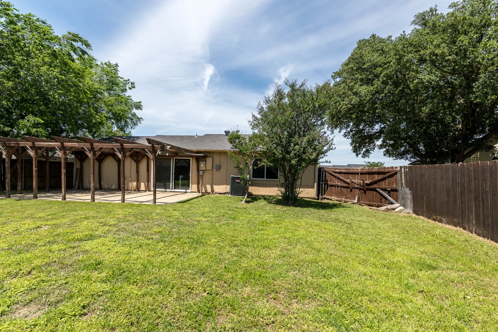 Single Family Residence For Sale in Denton County , 5728 Pearce Street, The Colony, Texas 75056, 2 Bedrooms, 1 Bathroom, 1 Garage spaces, 1,076 Sqft, built in 1983, Price $249,900, mls#21265177, Real Estate Agent in The Colony, Homes For Sale in Denton county, Homes For Sale in The Colony, Realtor in The Colony Texas, Real Estate Brokerage Independent Realty Texas, Luminita Cordes Realtor