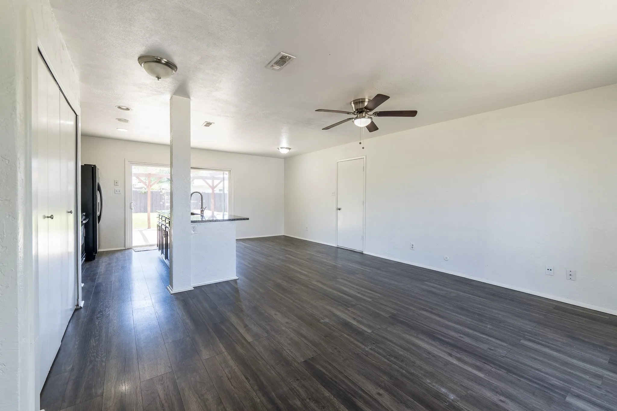 Single Family Residence For Sale in Denton County , 5728 Pearce Street, The Colony, Texas 75056, 2 Bedrooms, 1 Bathroom, 1 Garage spaces, 1,076 Sqft, built in 1983, Price $249,900, mls#21265177, Real Estate Agent in The Colony, Homes For Sale in Denton county, Homes For Sale in The Colony, Realtor in The Colony Texas, Real Estate Brokerage Independent Realty Texas, Luminita Cordes Realtor