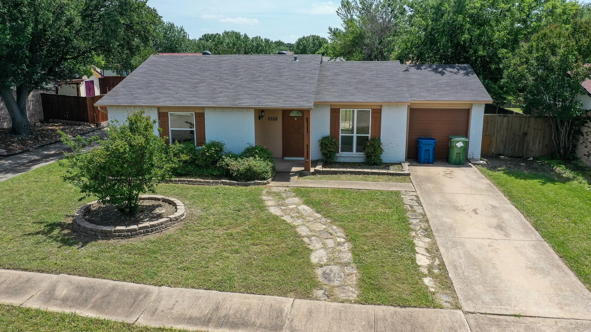 Single Family Residence For Sale in Denton County , 5728 Pearce Street, The Colony, Texas 75056, 2 Bedrooms, 1 Bathroom, 1 Garage spaces, 1,076 Sqft, built in 1983, Price $249,900, mls#21265177, Real Estate Agent in The Colony, Homes For Sale in Denton county, Homes For Sale in The Colony, Realtor in The Colony Texas, Real Estate Brokerage Independent Realty Texas, Luminita Cordes Realtor