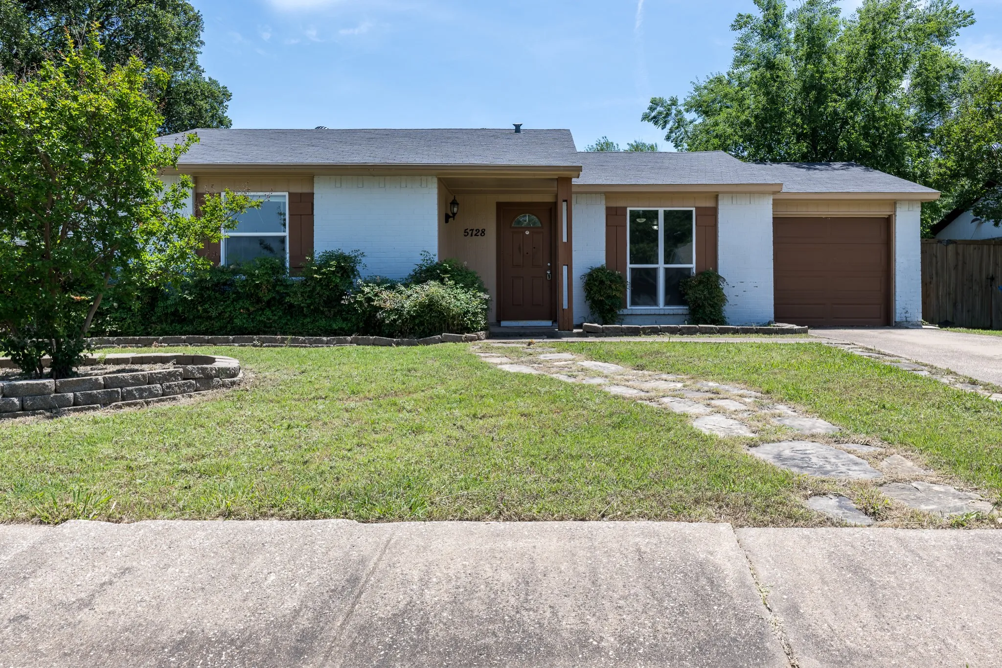 Single Family Residence For Sale in Denton County , 5728 Pearce Street, The Colony, Texas 75056, 2 Bedrooms, 1 Bathroom, 1 Garage spaces, 1,076 Sqft, built in 1983, Price $249,900, mls#21265177, Real Estate Agent in The Colony, Homes For Sale in Denton county, Homes For Sale in The Colony, Realtor in The Colony Texas, Real Estate Brokerage Independent Realty Texas, Luminita Cordes Realtor