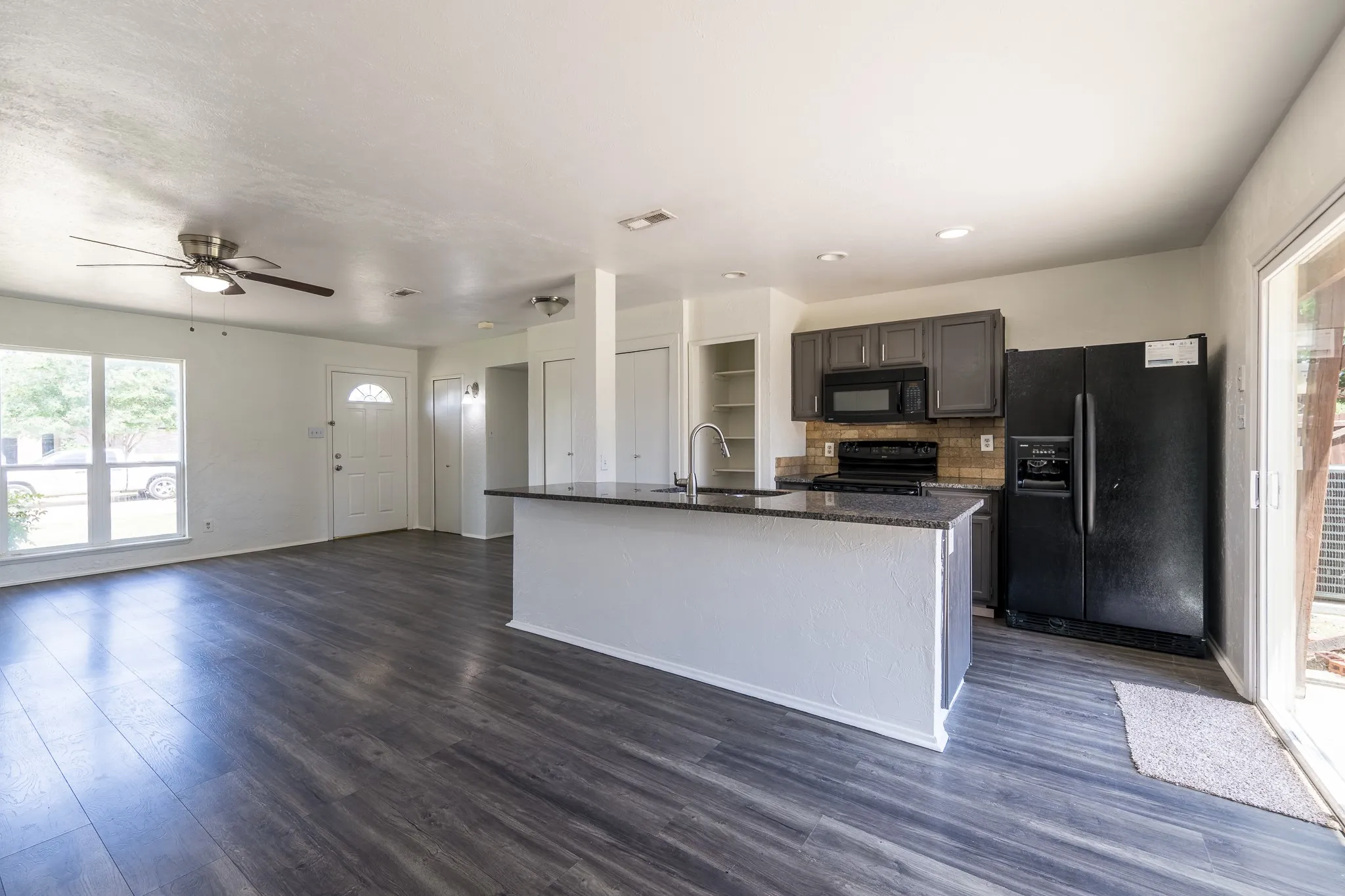 Single Family Residence For Sale in Denton County , 5728 Pearce Street, The Colony, Texas 75056, 2 Bedrooms, 1 Bathroom, 1 Garage spaces, 1,076 Sqft, built in 1983, Price $249,900, mls#21265177, Real Estate Agent in The Colony, Homes For Sale in Denton county, Homes For Sale in The Colony, Realtor in The Colony Texas, Real Estate Brokerage Independent Realty Texas, Luminita Cordes Realtor