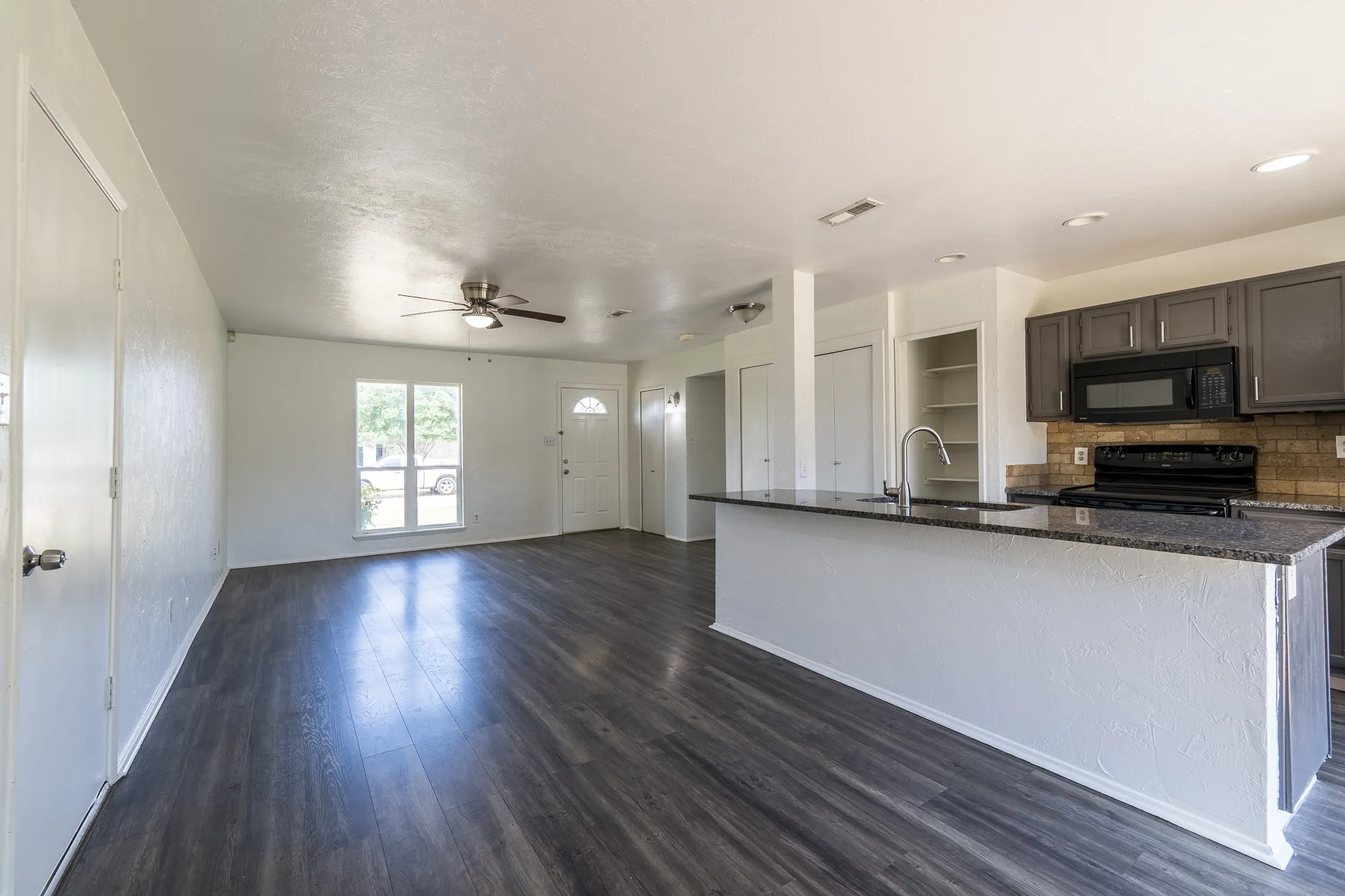 Single Family Residence For Sale in Denton County , 5728 Pearce Street, The Colony, Texas 75056, 2 Bedrooms, 1 Bathroom, 1 Garage spaces, 1,076 Sqft, built in 1983, Price $249,900, mls#21265177, Real Estate Agent in The Colony, Homes For Sale in Denton county, Homes For Sale in The Colony, Realtor in The Colony Texas, Real Estate Brokerage Independent Realty Texas, Luminita Cordes Realtor