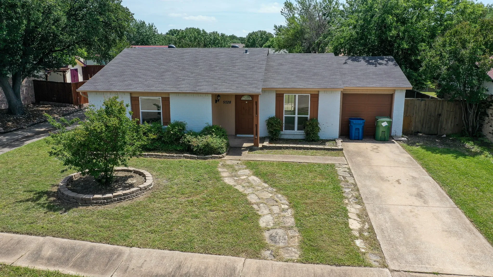 Single Family Residence For Sale in Denton County , 5728 Pearce Street, The Colony, Texas 75056, 2 Bedrooms, 1 Bathroom, 1 Garage spaces, 1,076 Sqft, built in 1983, Price $249,900, mls#21265177, Real Estate Agent in The Colony, Homes For Sale in Denton county, Homes For Sale in The Colony, Realtor in The Colony Texas, Real Estate Brokerage Independent Realty Texas, Luminita Cordes Realtor