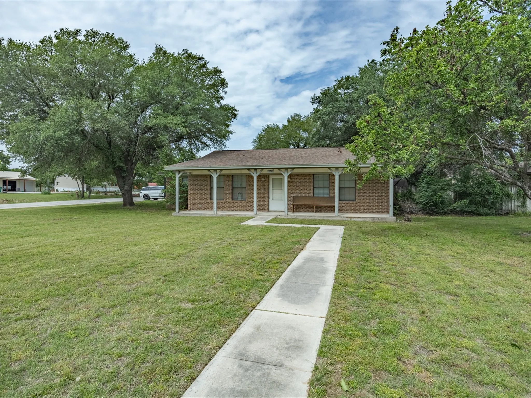 Single Family Residence For Sale in Wise County , 308 Oakwood Street, Chico, Texas 76431, 2 Bedroom, 2 Bathroom, 2 Garage spaces, 1,696 Sqft, built in 1986, mls#21265678, Real Estate Agent in Chico, Homes For Sale in Wise county, Homes For Sale in Chico, Realtor in Chico Texas, Real Estate Brokerage Independent Realty Texas, Luminita Cordes Realtor
