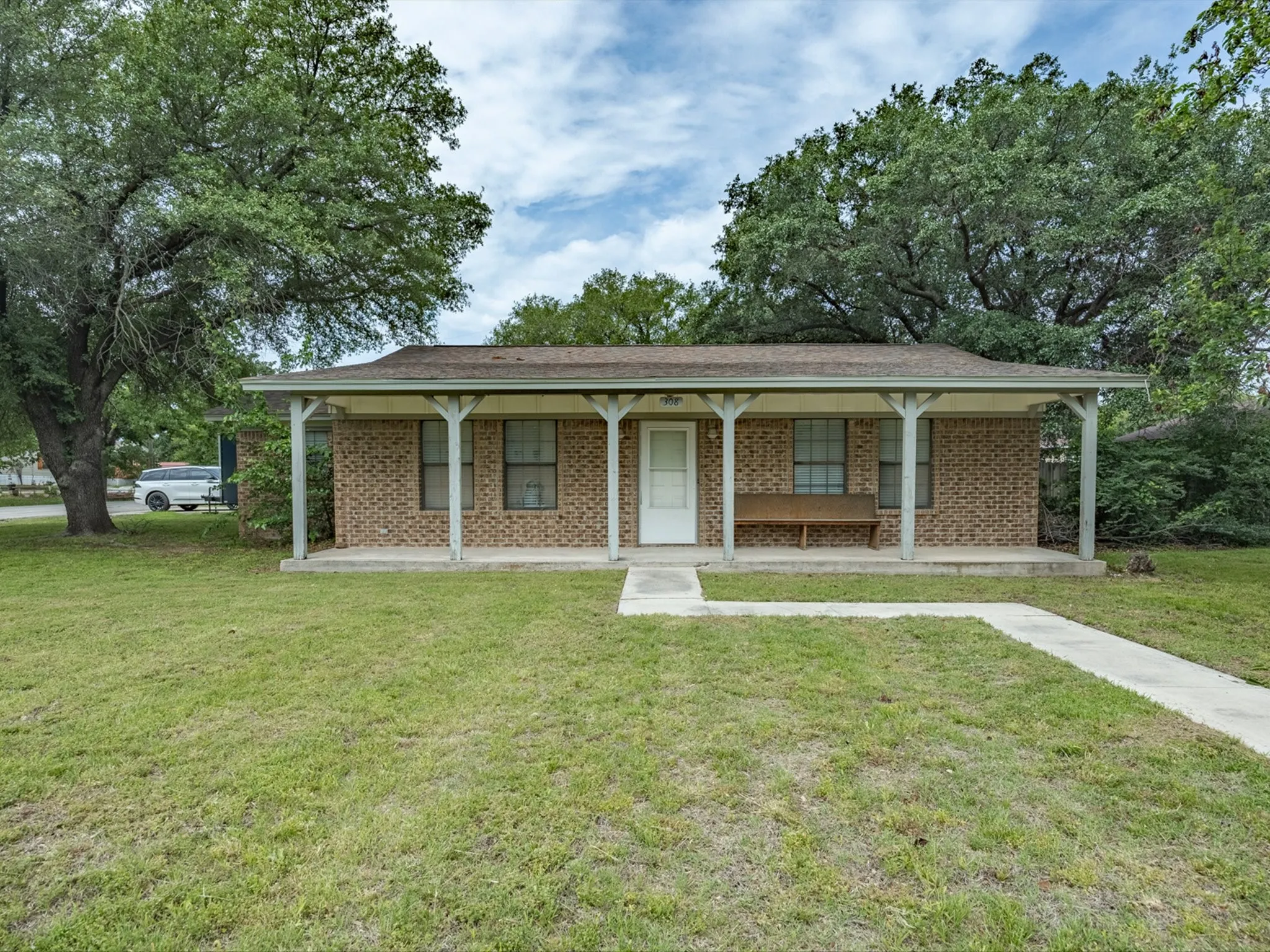 Single Family Residence For Sale in Wise County , 308 Oakwood Street, Chico, Texas 76431, 2 Bedroom, 2 Bathroom, 2 Garage spaces, 1,696 Sqft, built in 1986, mls#21265678, Real Estate Agent in Chico, Homes For Sale in Wise county, Homes For Sale in Chico, Realtor in Chico Texas, Real Estate Brokerage Independent Realty Texas, Luminita Cordes Realtor