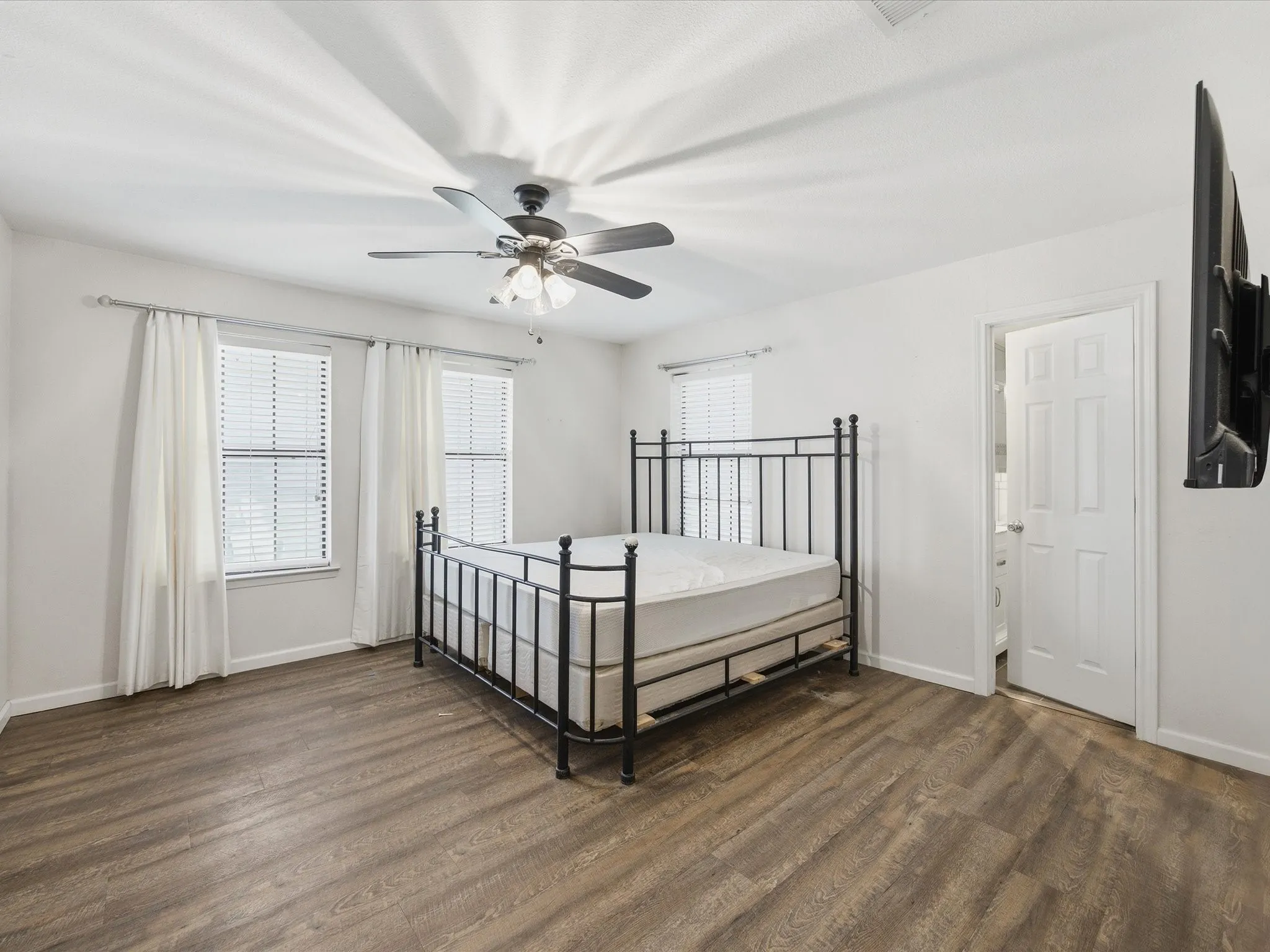 Single Family Residence For Sale in Wise County , 308 Oakwood Street, Chico, Texas 76431, 2 Bedroom, 2 Bathroom, 2 Garage spaces, 1,696 Sqft, built in 1986, mls#21265678, Real Estate Agent in Chico, Homes For Sale in Wise county, Homes For Sale in Chico, Realtor in Chico Texas, Real Estate Brokerage Independent Realty Texas, Luminita Cordes Realtor