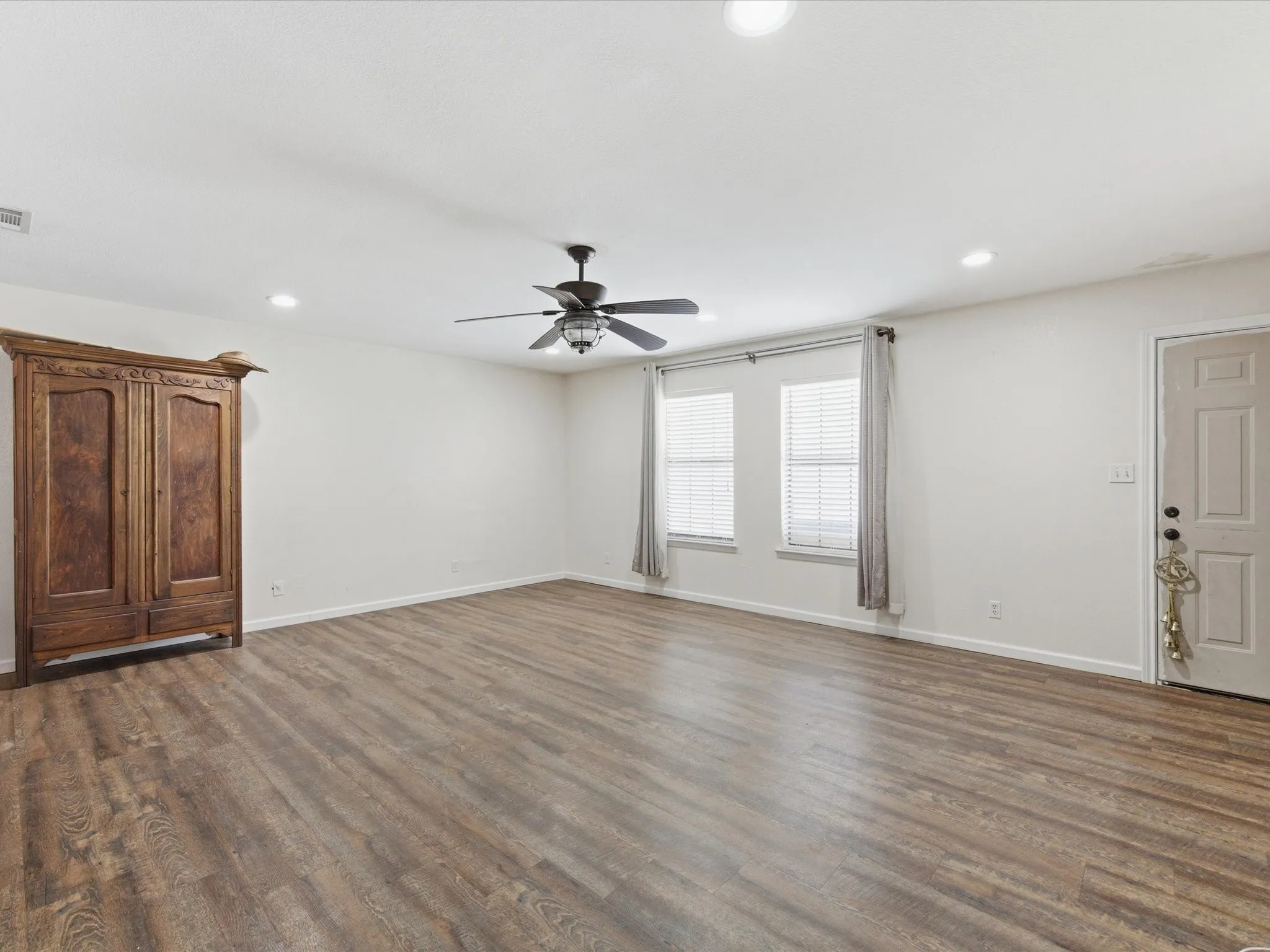 Single Family Residence For Sale in Wise County , 308 Oakwood Street, Chico, Texas 76431, 2 Bedroom, 2 Bathroom, 2 Garage spaces, 1,696 Sqft, built in 1986, mls#21265678, Real Estate Agent in Chico, Homes For Sale in Wise county, Homes For Sale in Chico, Realtor in Chico Texas, Real Estate Brokerage Independent Realty Texas, Luminita Cordes Realtor