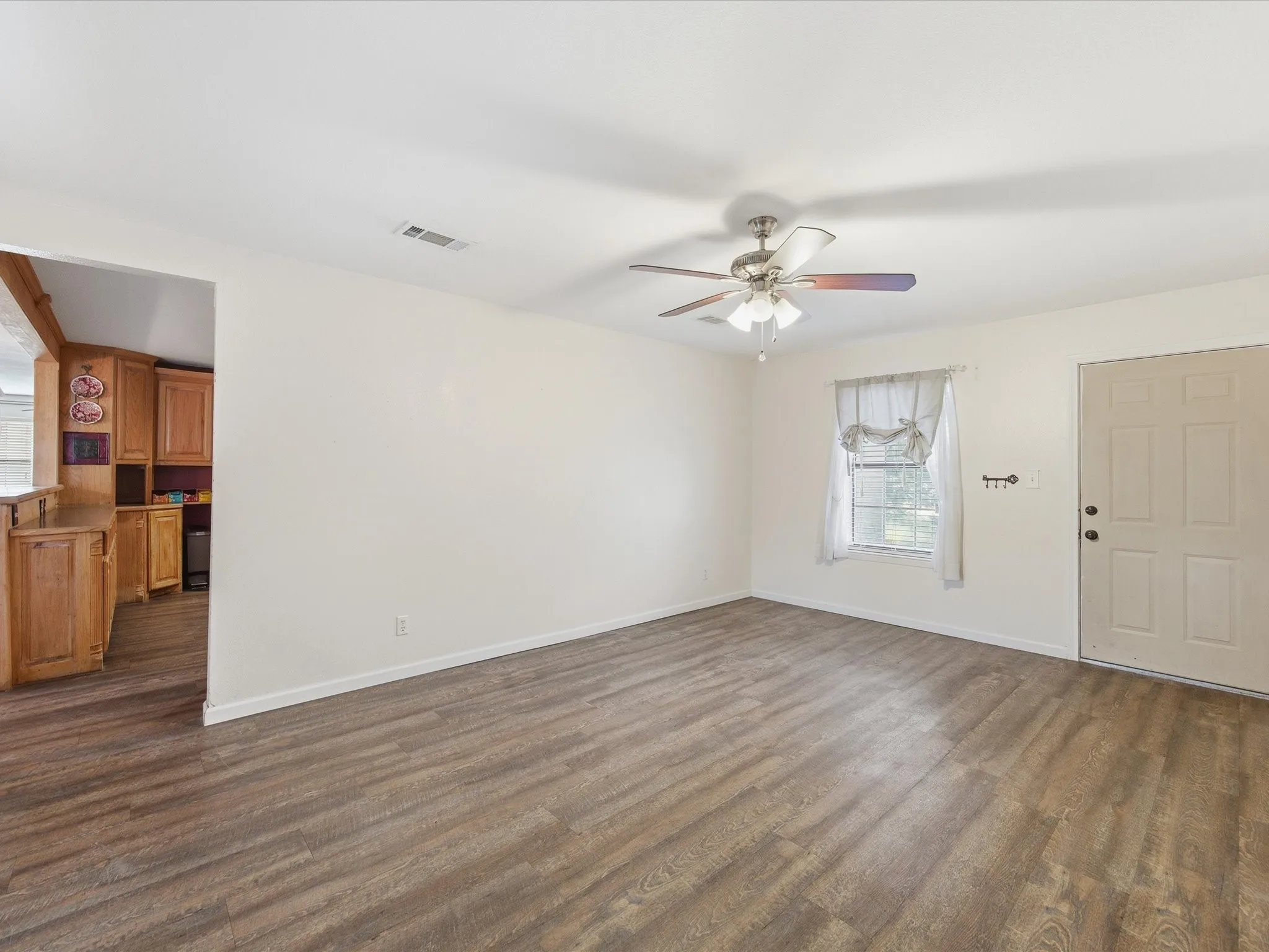 Single Family Residence For Sale in Wise County , 308 Oakwood Street, Chico, Texas 76431, 2 Bedroom, 2 Bathroom, 2 Garage spaces, 1,696 Sqft, built in 1986, mls#21265678, Real Estate Agent in Chico, Homes For Sale in Wise county, Homes For Sale in Chico, Realtor in Chico Texas, Real Estate Brokerage Independent Realty Texas, Luminita Cordes Realtor