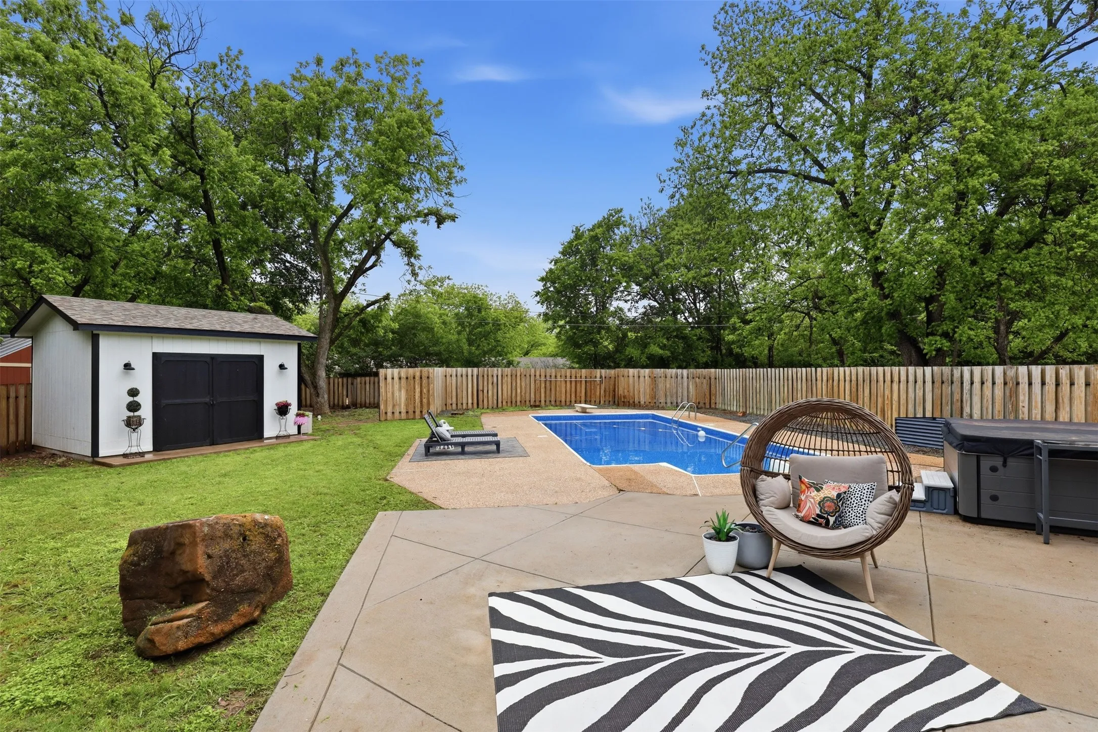 Single Family Residence For Sale in Johnson County , 216 Sunset Drive, Cleburne, Texas 76033, 3 Bedroom, 2 Bathroom, Garage spaces, 2,092 Sqft, built in 0, mls#21264589, Real Estate Agent in Cleburne, Homes For Sale in Johnson county, Homes For Sale in Cleburne, Realtor in Cleburne Texas, Real Estate Brokerage Independent Realty Texas, Luminita Cordes Realtor