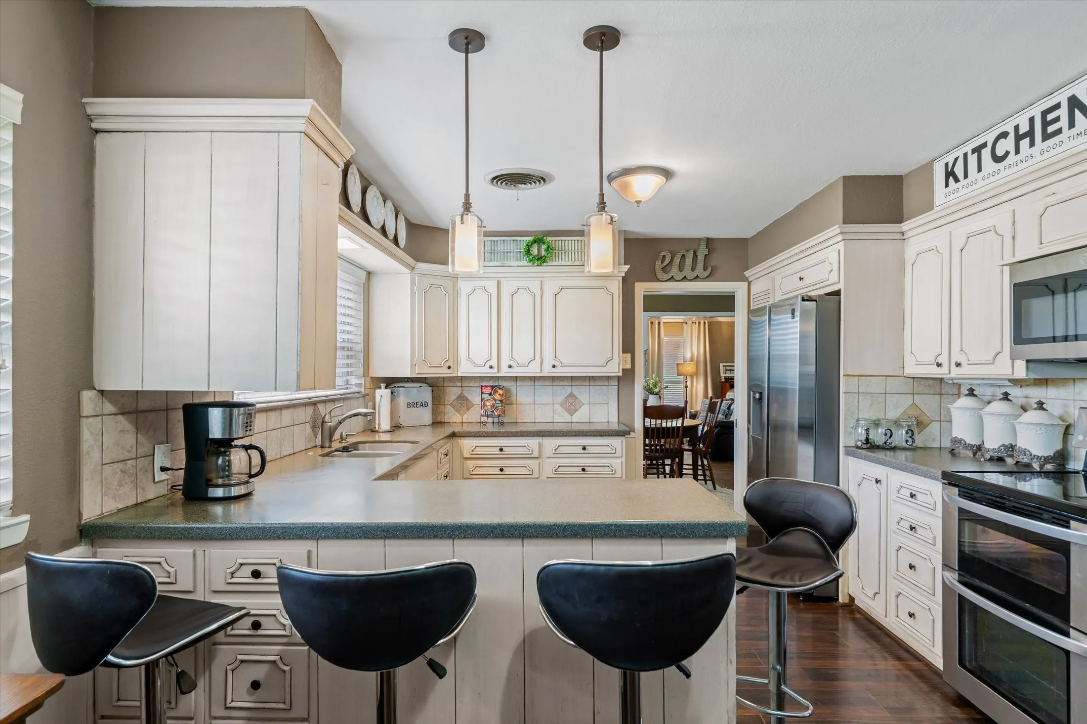 Single Family Residence For Sale in Van Zandt County , 202 S Houston Street, Edgewood, Texas 75117, 3 Bedrooms, 4 Bathrooms, Garage spaces, 2,612 Sqft, built in 1973, Price $369,900, mls#21265681, Real Estate Agent in Edgewood, Homes For Sale in Van Zandt county, Homes For Sale in Edgewood, Realtor in Edgewood Texas, Real Estate Brokerage Independent Realty Texas, Luminita Cordes Realtor