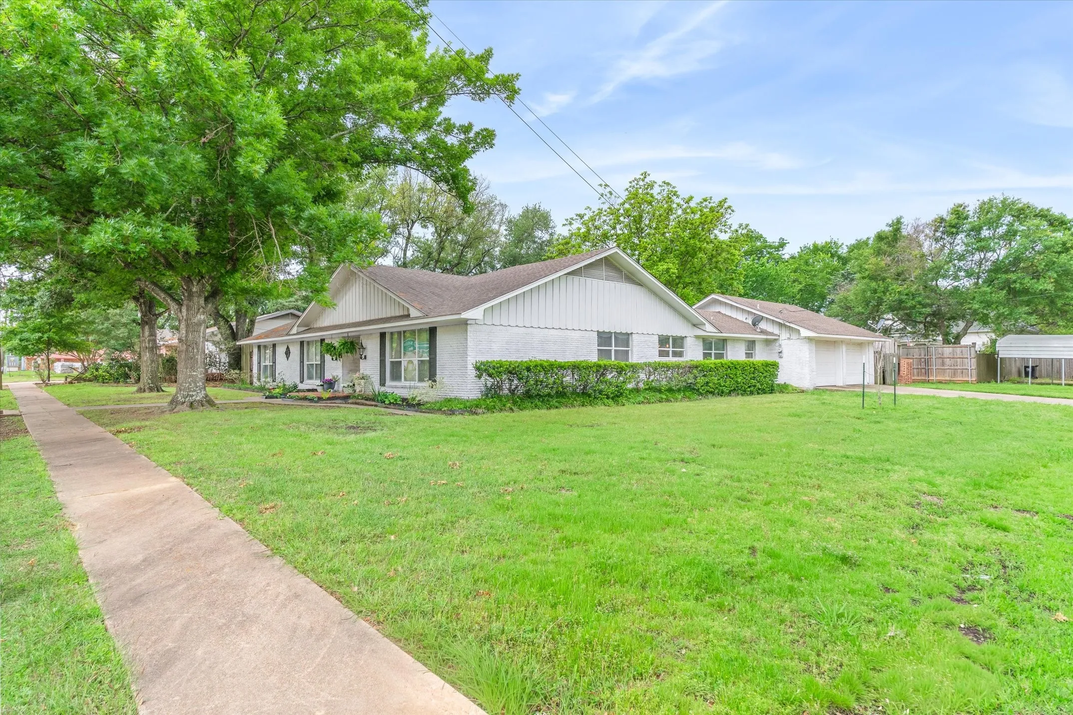 Single Family Residence For Sale in Van Zandt County , 202 S Houston Street, Edgewood, Texas 75117, 3 Bedrooms, 4 Bathrooms, Garage spaces, 2,612 Sqft, built in 1973, Price $369,900, mls#21265681, Real Estate Agent in Edgewood, Homes For Sale in Van Zandt county, Homes For Sale in Edgewood, Realtor in Edgewood Texas, Real Estate Brokerage Independent Realty Texas, Luminita Cordes Realtor