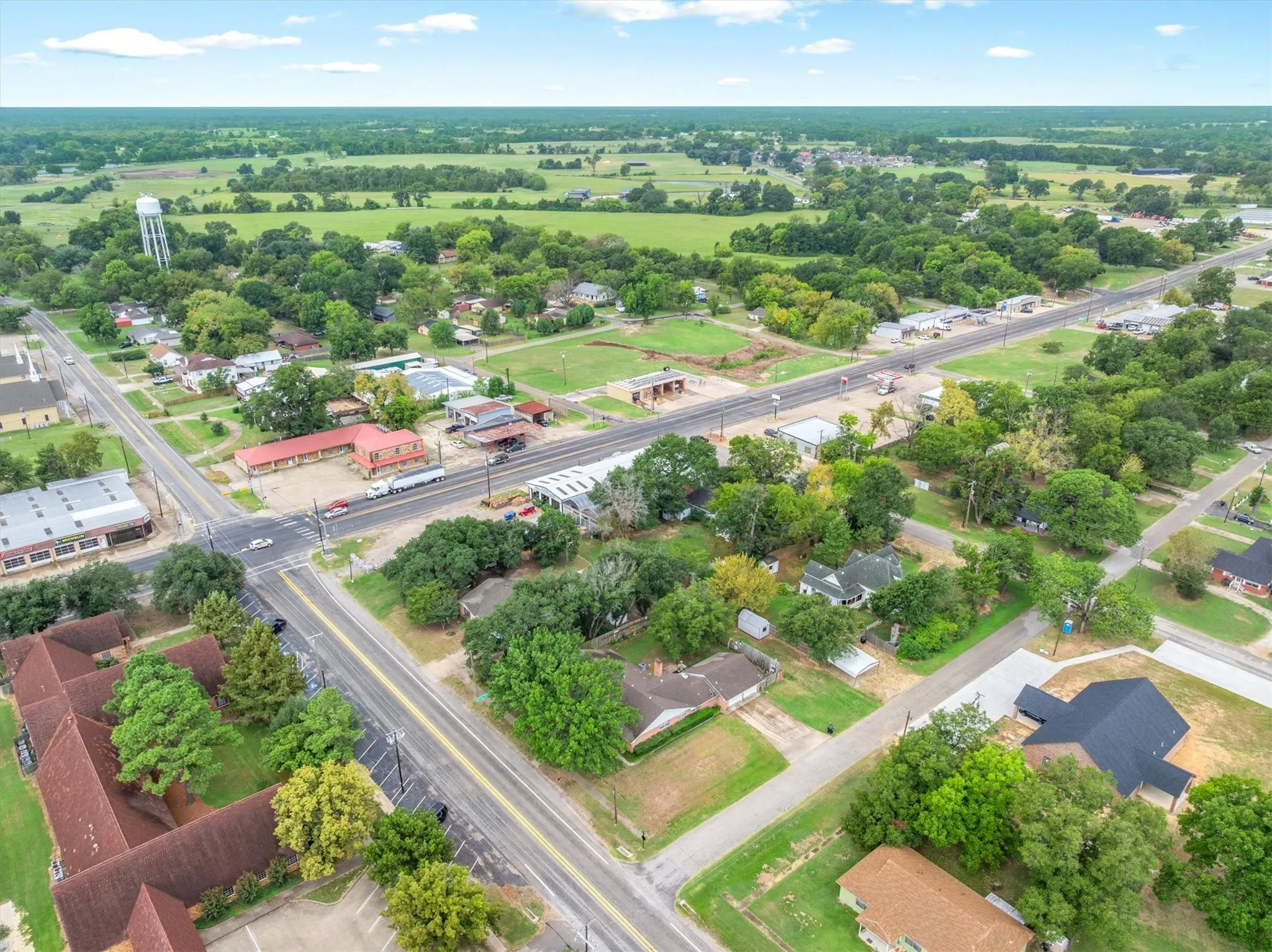 Single Family Residence For Sale in Van Zandt County , 202 S Houston Street, Edgewood, Texas 75117, 3 Bedrooms, 4 Bathrooms, Garage spaces, 2,612 Sqft, built in 1973, Price $369,900, mls#21265681, Real Estate Agent in Edgewood, Homes For Sale in Van Zandt county, Homes For Sale in Edgewood, Realtor in Edgewood Texas, Real Estate Brokerage Independent Realty Texas, Luminita Cordes Realtor