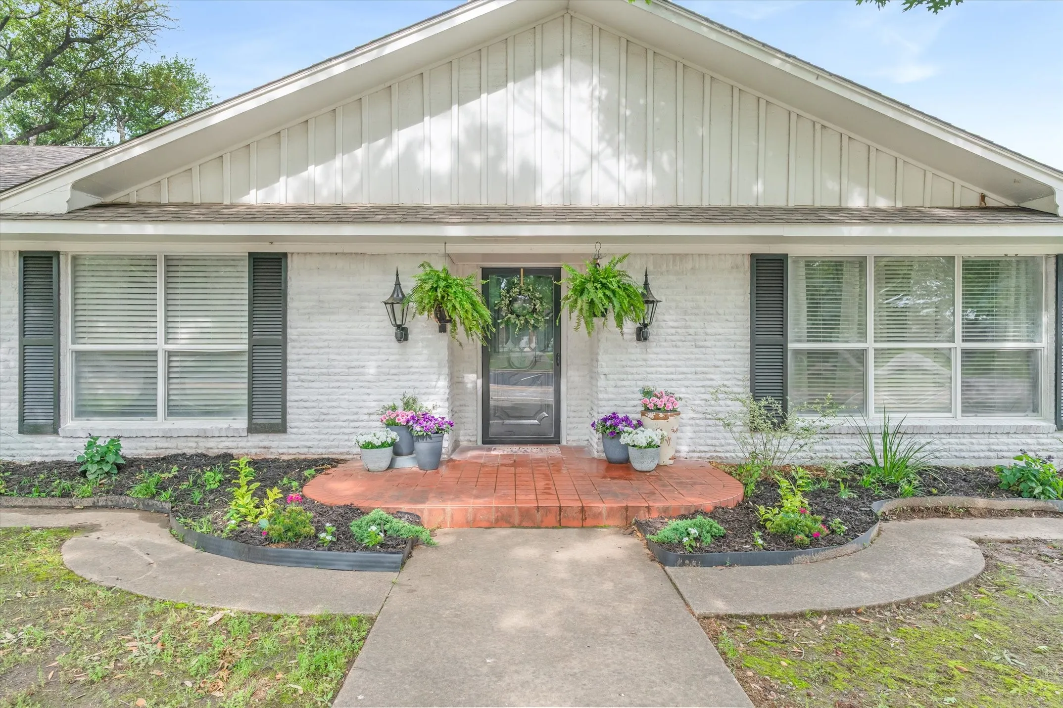 Single Family Residence For Sale in Van Zandt County , 202 S Houston Street, Edgewood, Texas 75117, 3 Bedrooms, 4 Bathrooms, Garage spaces, 2,612 Sqft, built in 1973, Price $369,900, mls#21265681, Real Estate Agent in Edgewood, Homes For Sale in Van Zandt county, Homes For Sale in Edgewood, Realtor in Edgewood Texas, Real Estate Brokerage Independent Realty Texas, Luminita Cordes Realtor