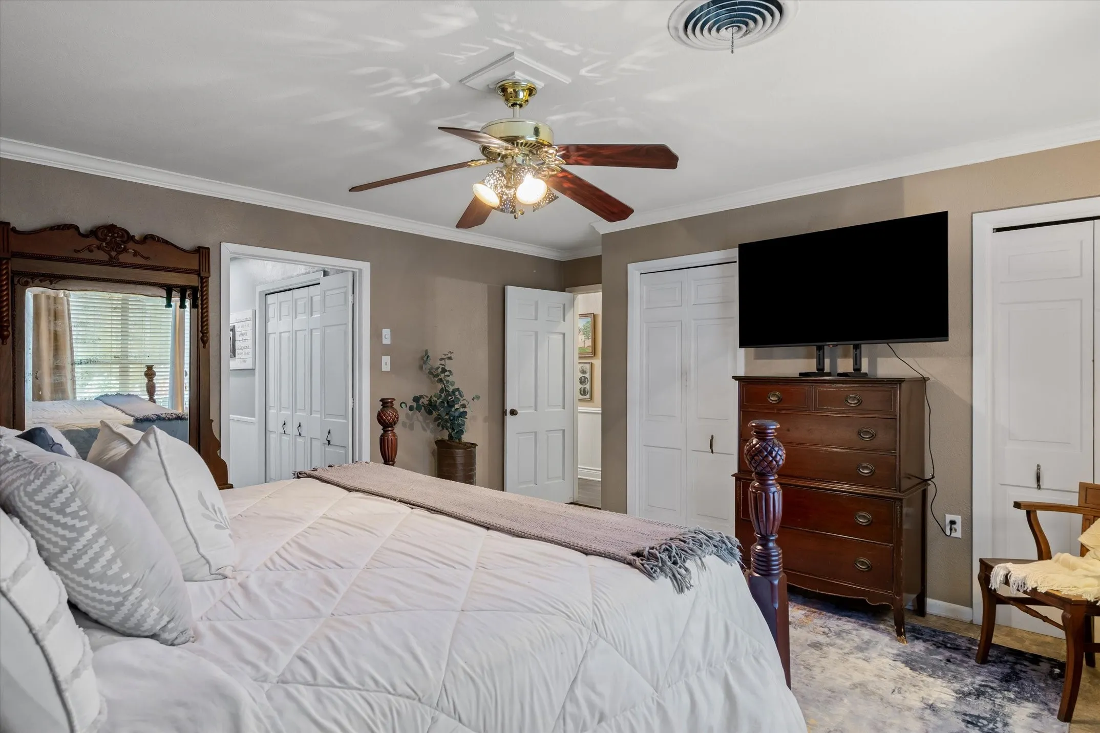 Single Family Residence For Sale in Van Zandt County , 202 S Houston Street, Edgewood, Texas 75117, 3 Bedrooms, 4 Bathrooms, Garage spaces, 2,612 Sqft, built in 1973, Price $369,900, mls#21265681, Real Estate Agent in Edgewood, Homes For Sale in Van Zandt county, Homes For Sale in Edgewood, Realtor in Edgewood Texas, Real Estate Brokerage Independent Realty Texas, Luminita Cordes Realtor